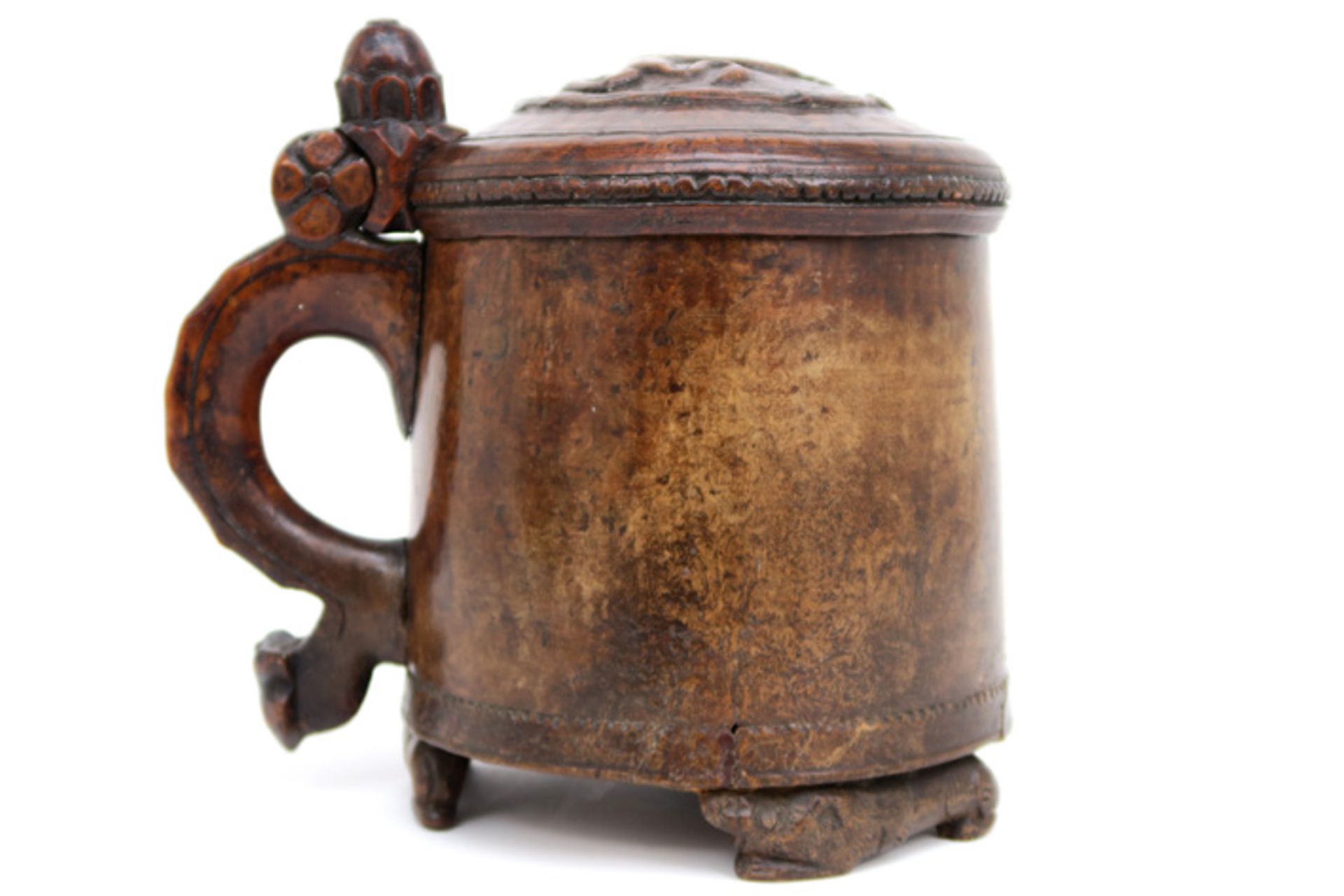 18th Cent. Norvegian birch peg tankard monogrammed on the bottom || Achttiende eeuwse Noorse,