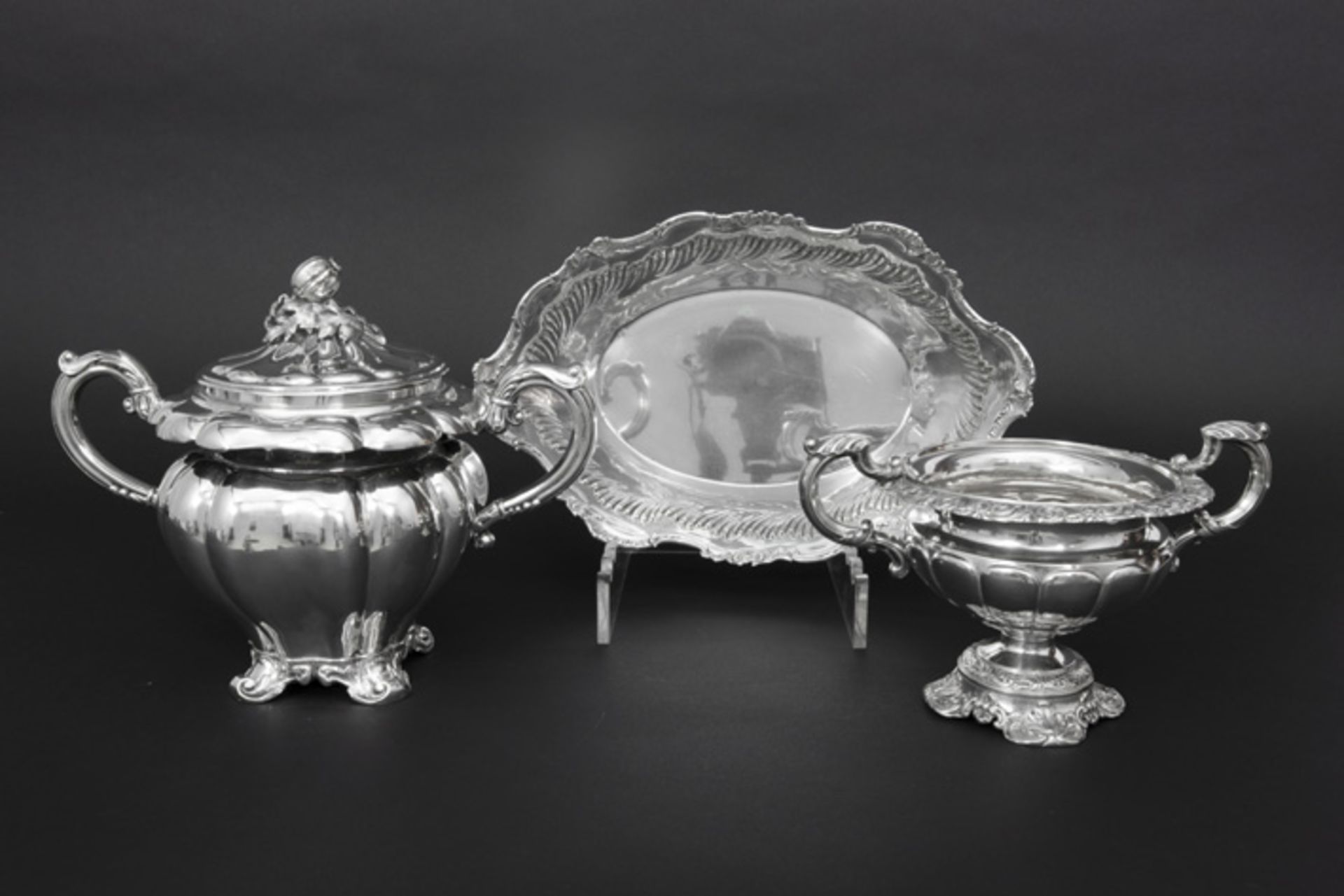 three antique items in marked silver || Lot (3) gemerkt massief zilver met een gedekselde pot, een