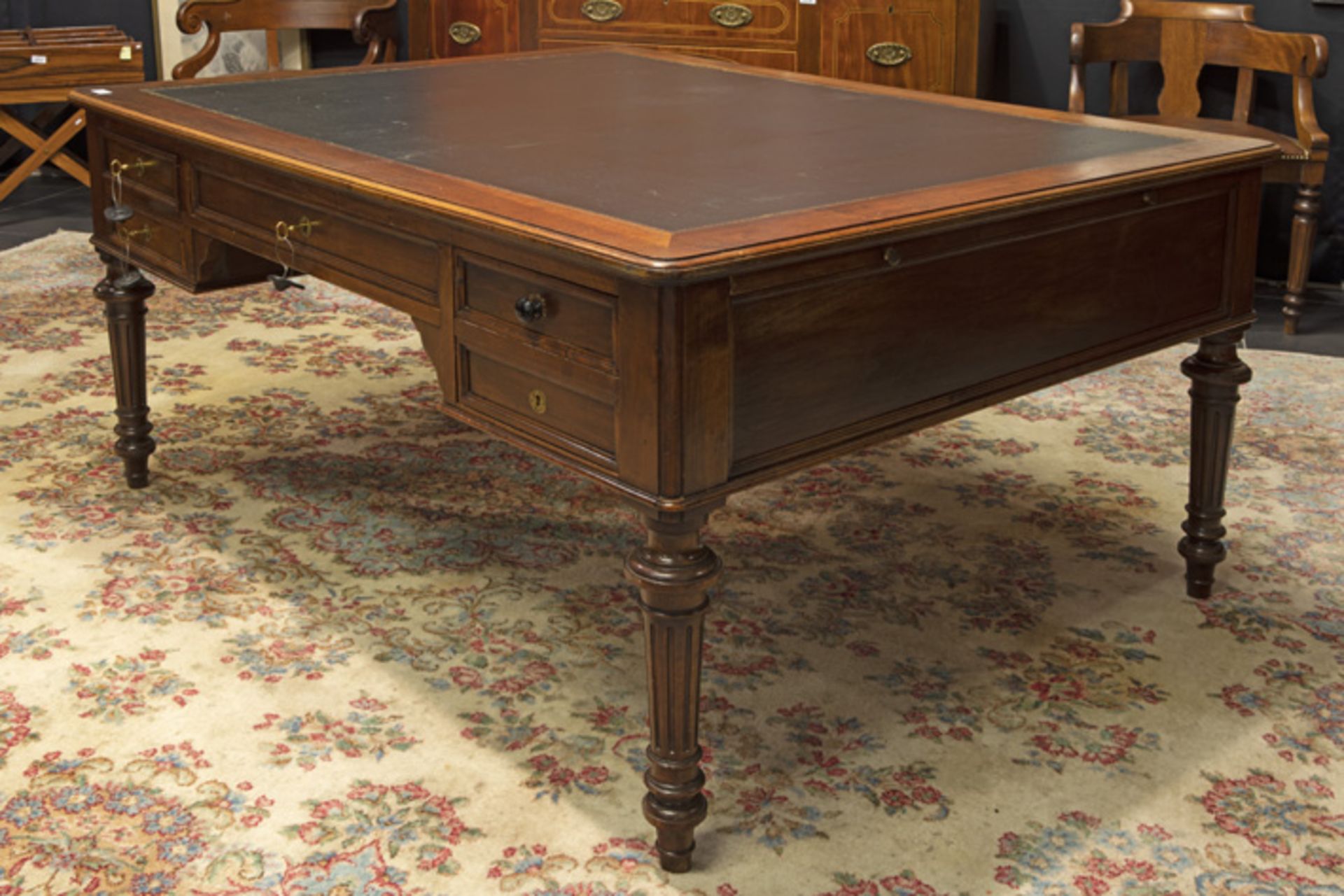 19th Cent. partners' desk with two armchairs in walnut || Negentiende eeuwse zgn partners' desk