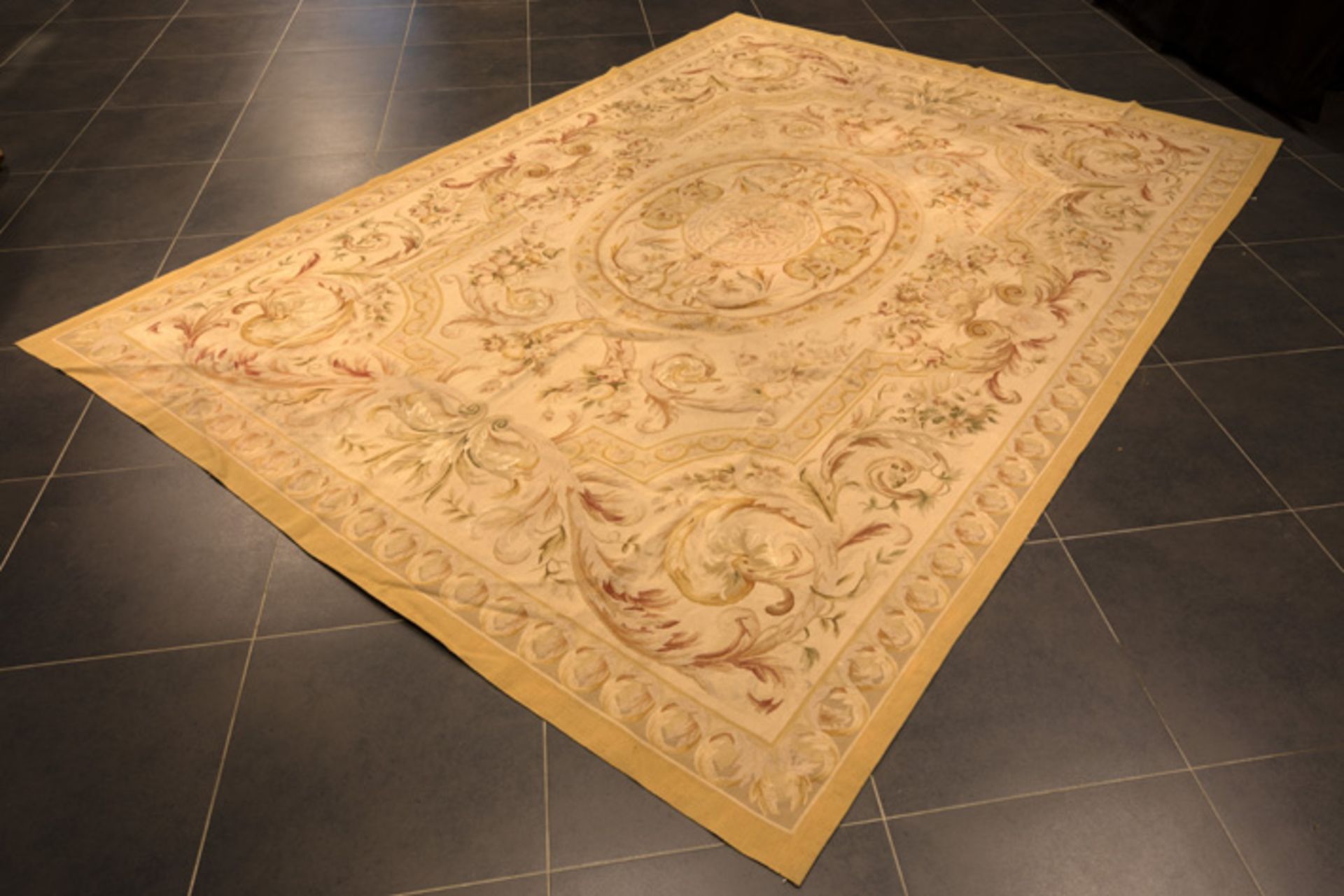 handwoven "Aubusson" tapestry rug with a typical Napoleon III decor || Goed bewaard, handgeweven "