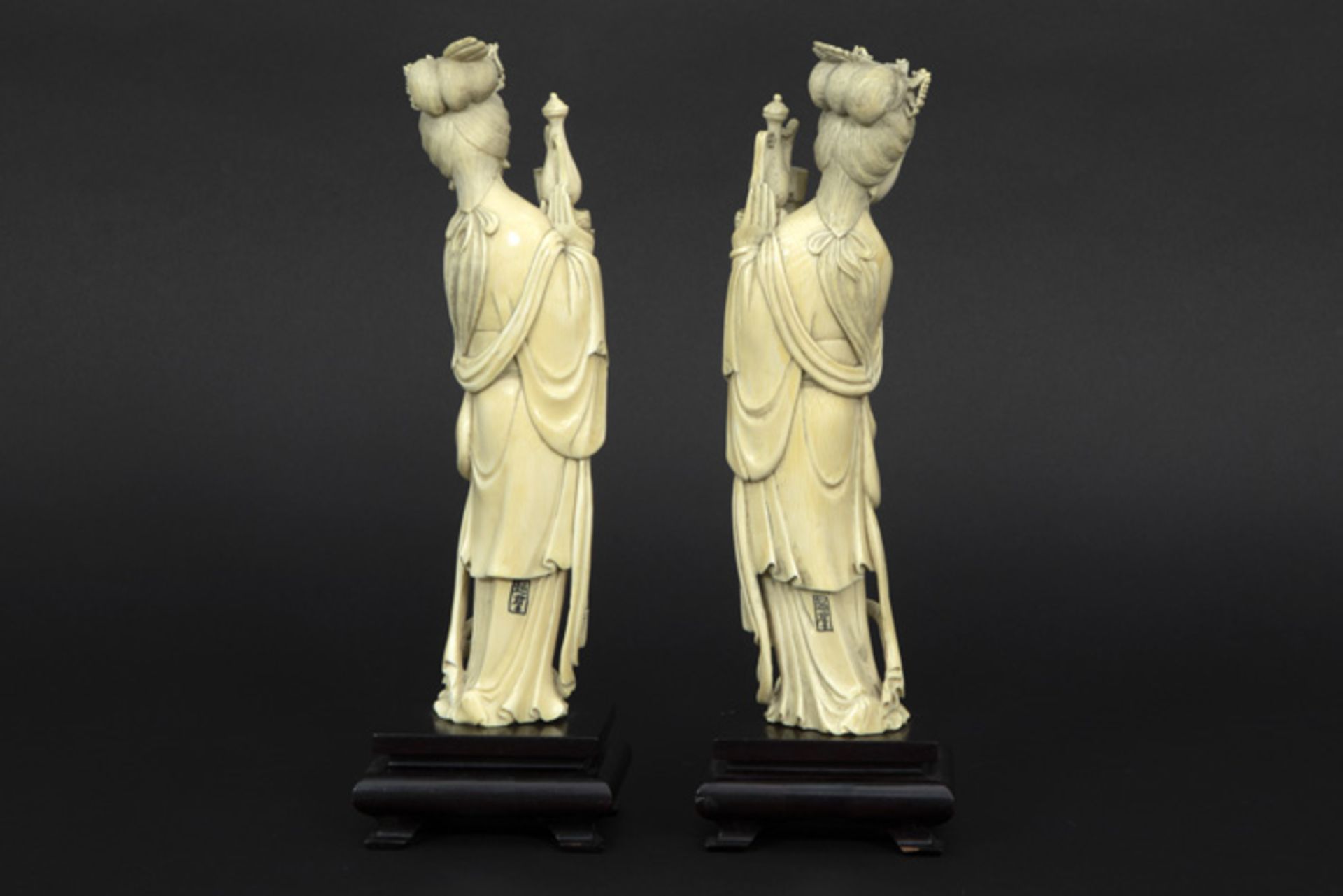 pair of Chinese "Tea Ladies" sculptures in ivory || Paar oude Chinese sculpturen in ivoor : " - Image 2 of 2
