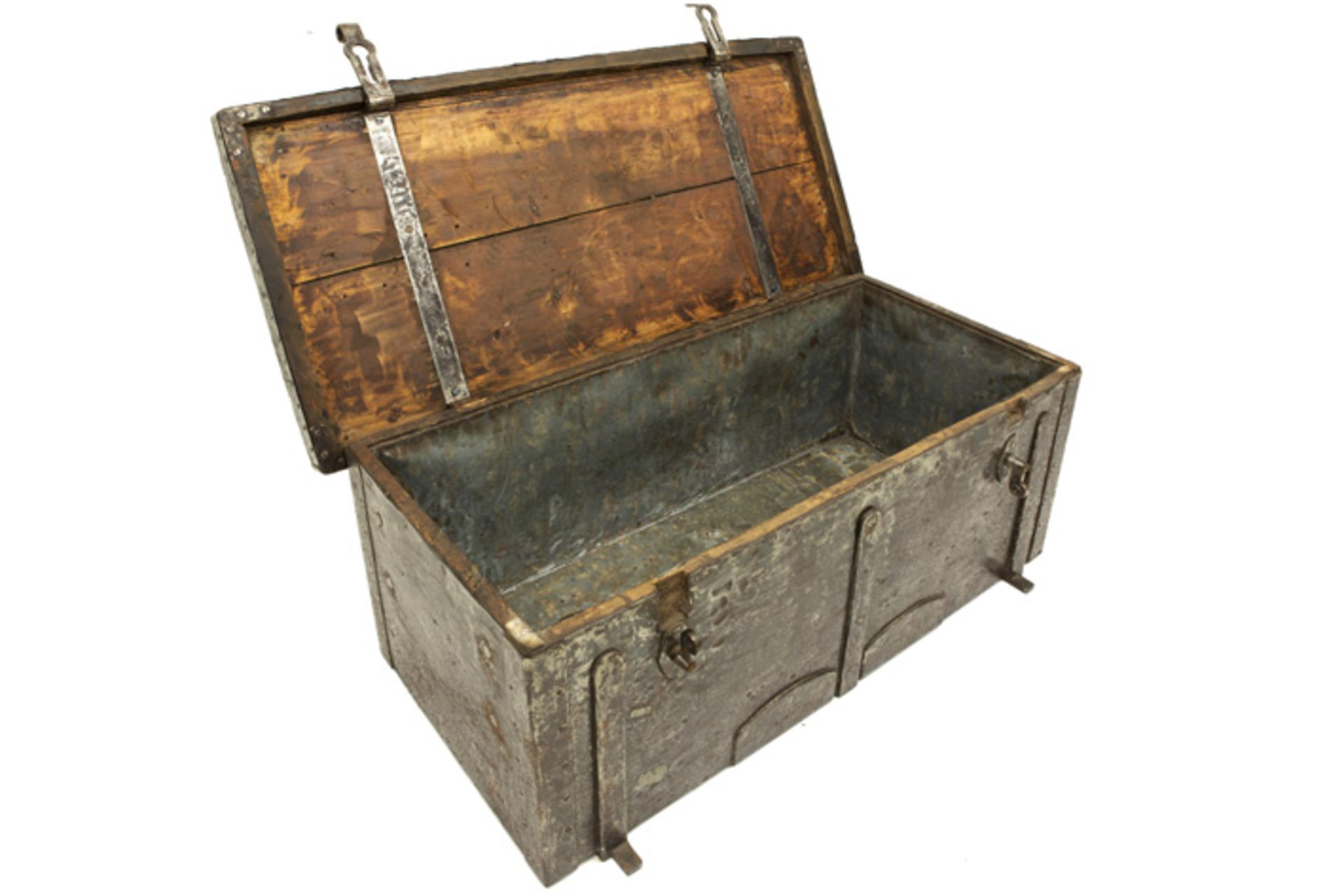 19th Cent. French chest in iron dated "Toulouse 1867" || Antieke Franse zeer decoratieve (schat)kist - Image 2 of 3