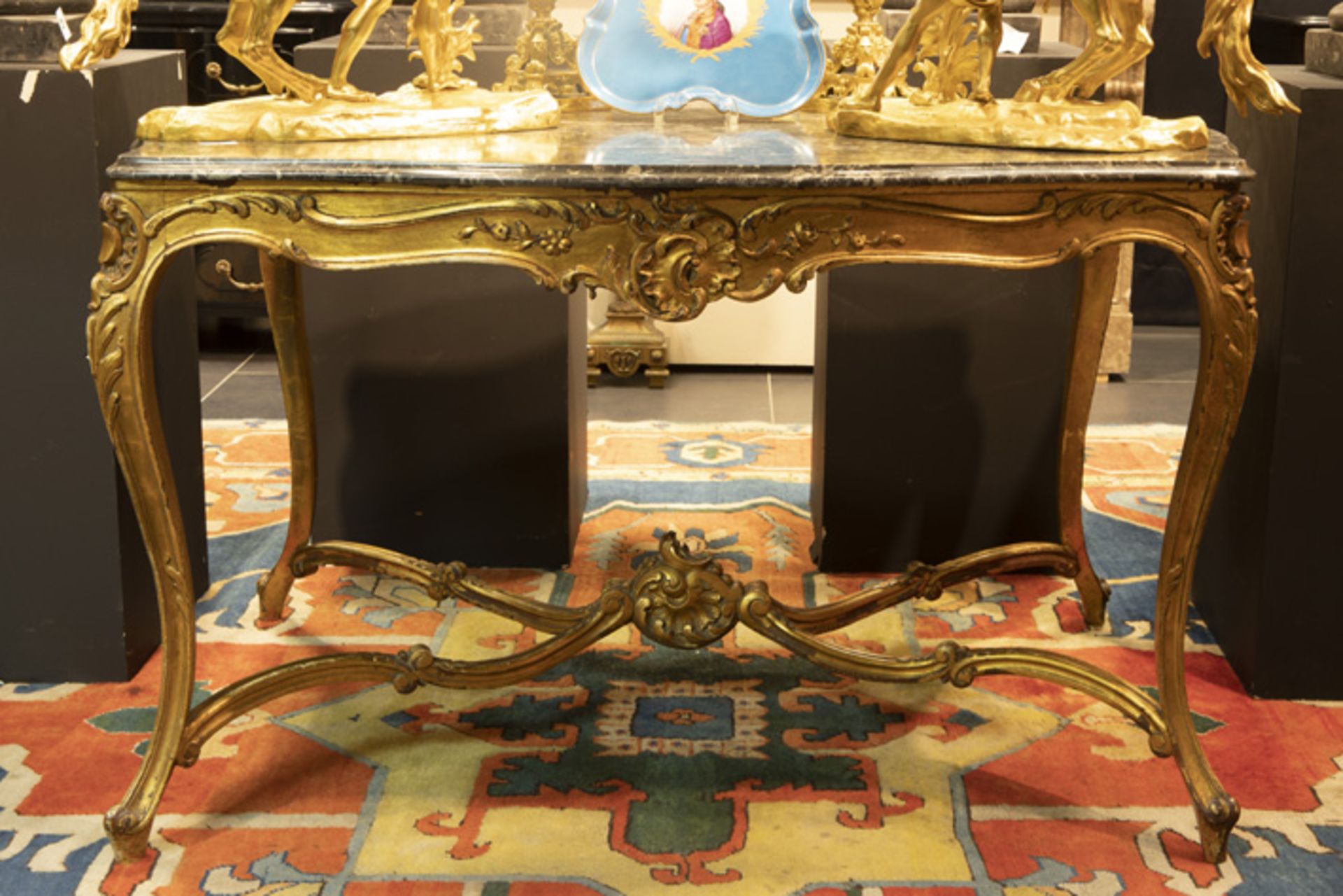 gilded Louis XV style table with a marble top || Gedoreerde zgn "table de gibier" in Lodewijk XV-