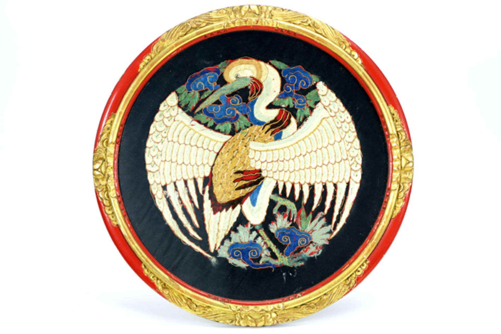 framed round, antique Chinese embroidery, part of a dress, with the representation of a phoenix || - Bild 2 aus 2