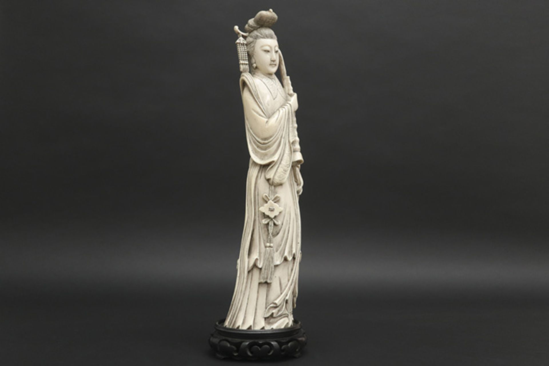 'antique' Chinese "Court Lady with flute" sculpture in ivory || 'Antieke' Chinese sculptuur in ivoor - Image 2 of 3