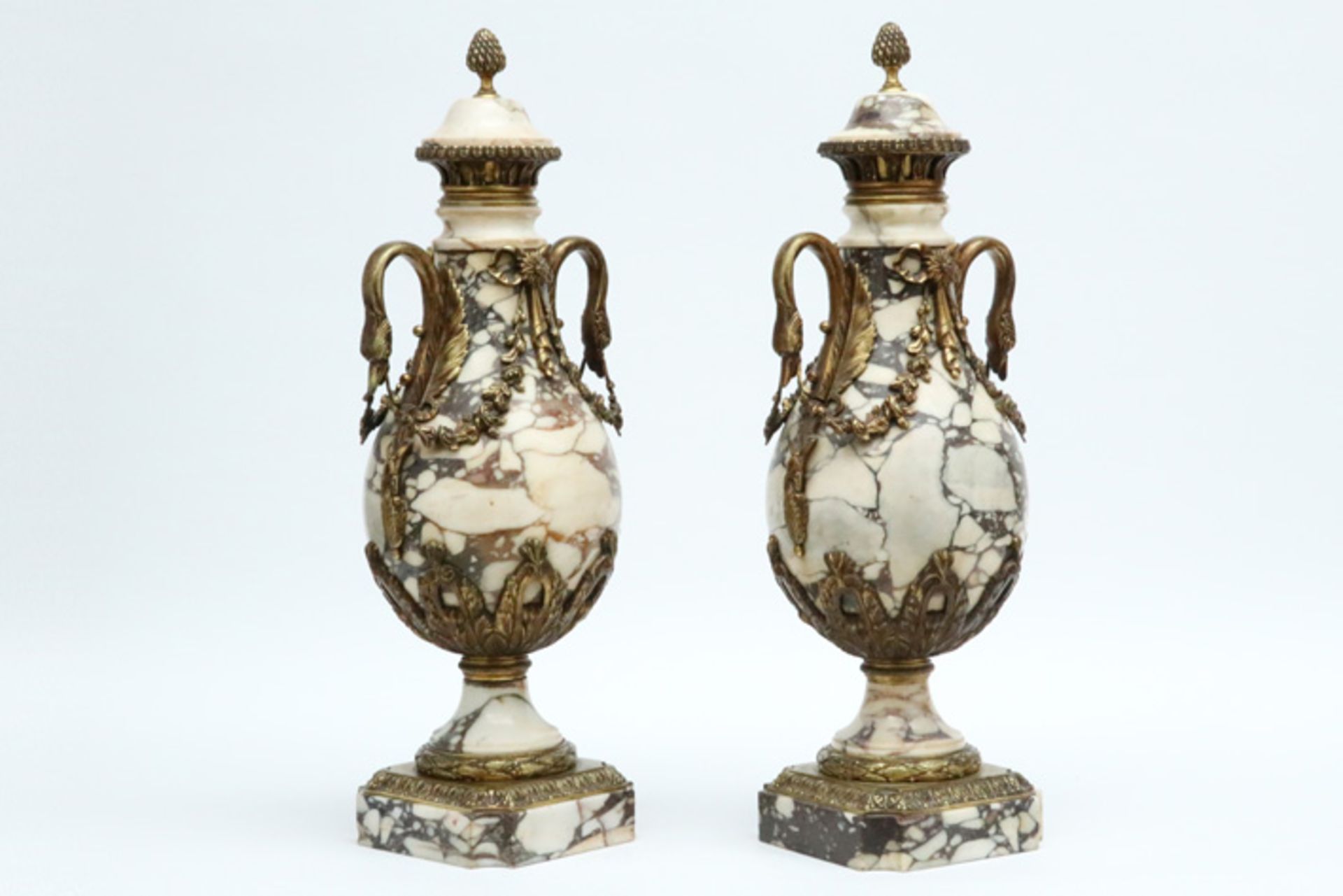 pair of antique neoclassical lidded vases in marble and gilded bronze || Paar antieke - Image 2 of 3