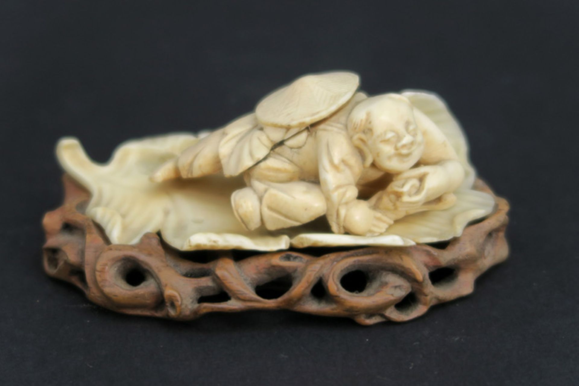 small antique Chinese "Boy on a leaf" sculpture in ivory - on a nice base || Kleine antieke