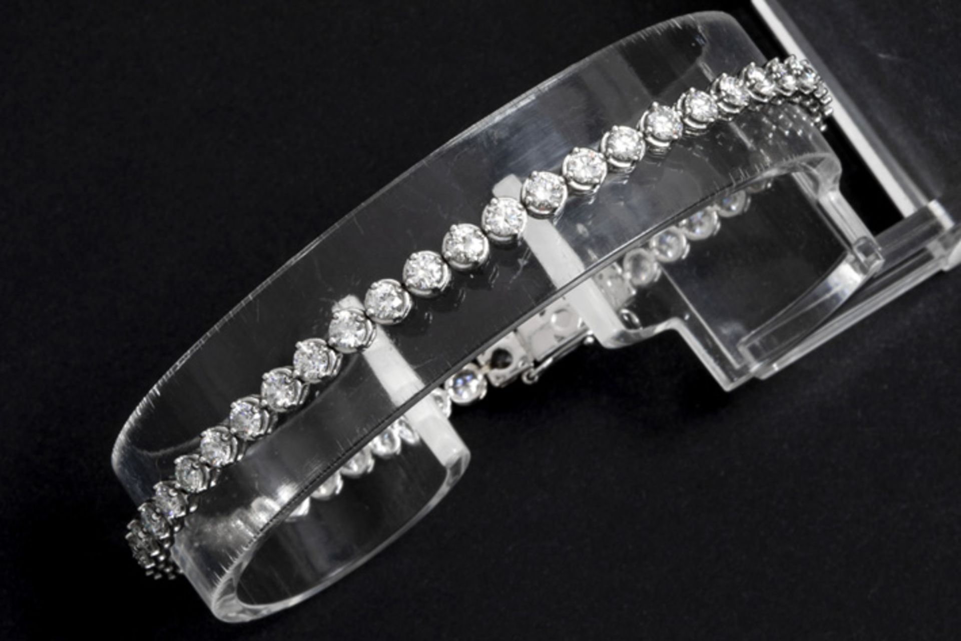 bracelet in white gold (18 carat) with at least 4,20 carat of high quality brilliant cut diamonds ||