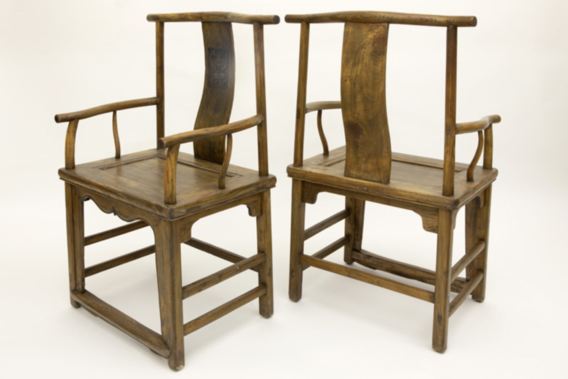 pair of antique Chinese Qing dynasty armchairs with a sculpted panel with a bat || CHINA - QING- - Image 3 of 3