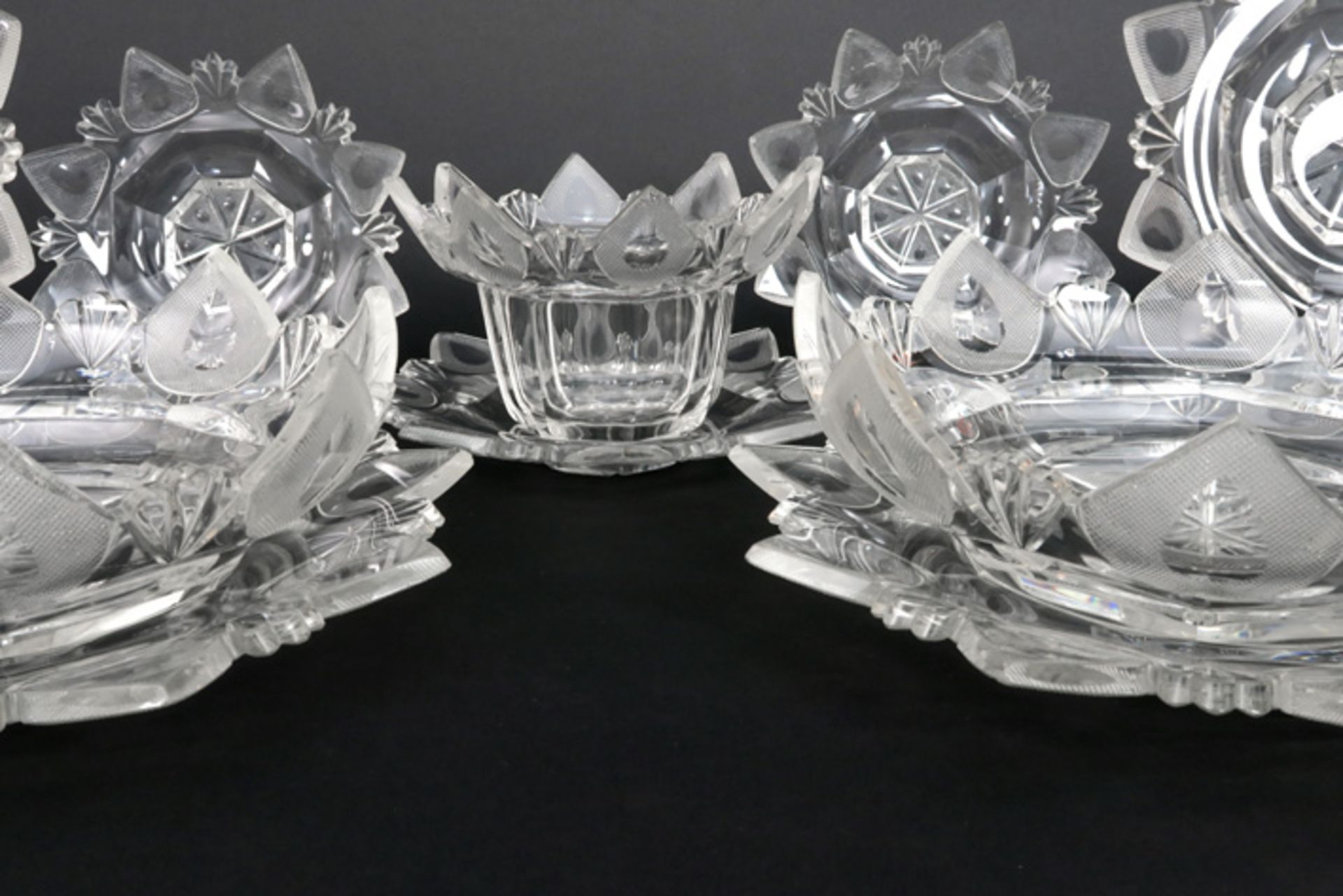 19th Cent. 14pc set of crystal plates and bowls || Negentiende eeuwse veertiendelige set in geslepen - Bild 3 aus 3