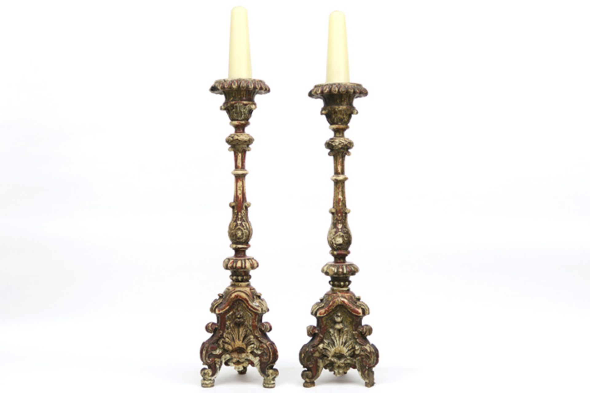 pair of antique baroque style candlesticks in polychromed wood || Paar antieke barokke kandelaars in