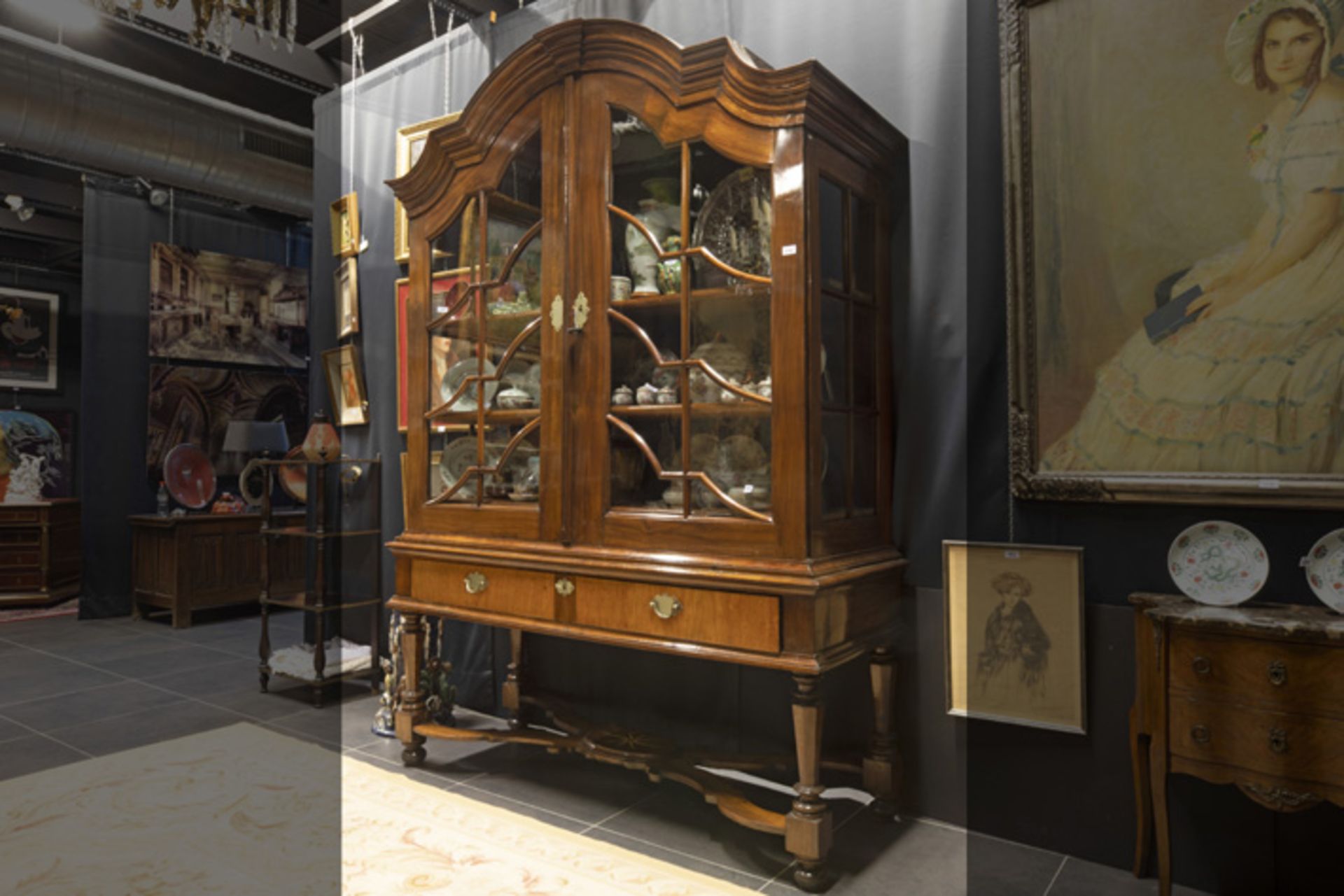 antique colonial display-cabinet in mahogany and walnut || Antiek koloniaal kruispootkabinet in - Image 2 of 3