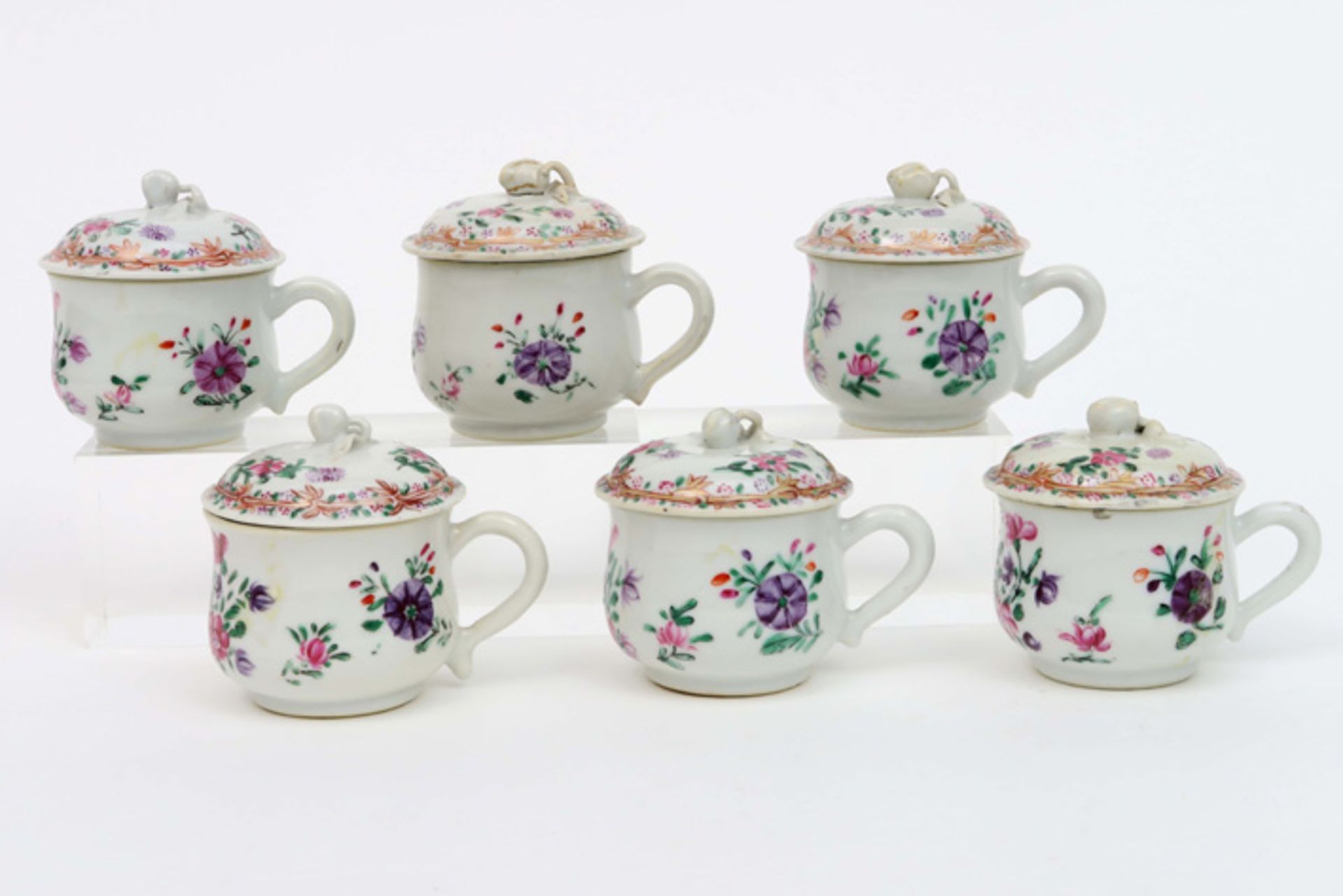 six lidded 18th Cent. Chinese cups in porcelain with 'Famille Rose' decor || Set van zes - Image 2 of 3