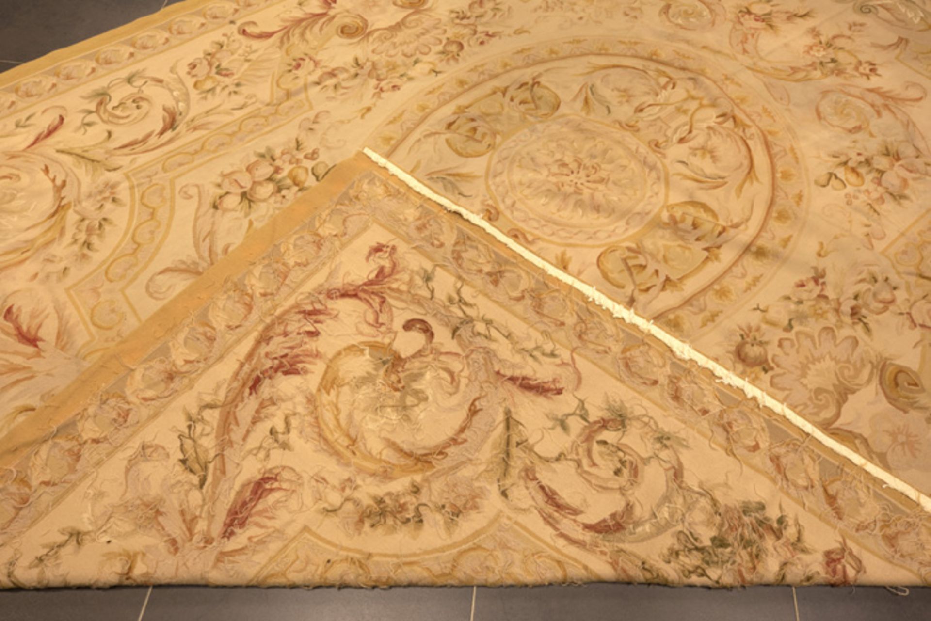 handwoven "Aubusson" tapestry rug with a typical Napoleon III decor || Goed bewaard, handgeweven " - Image 2 of 2