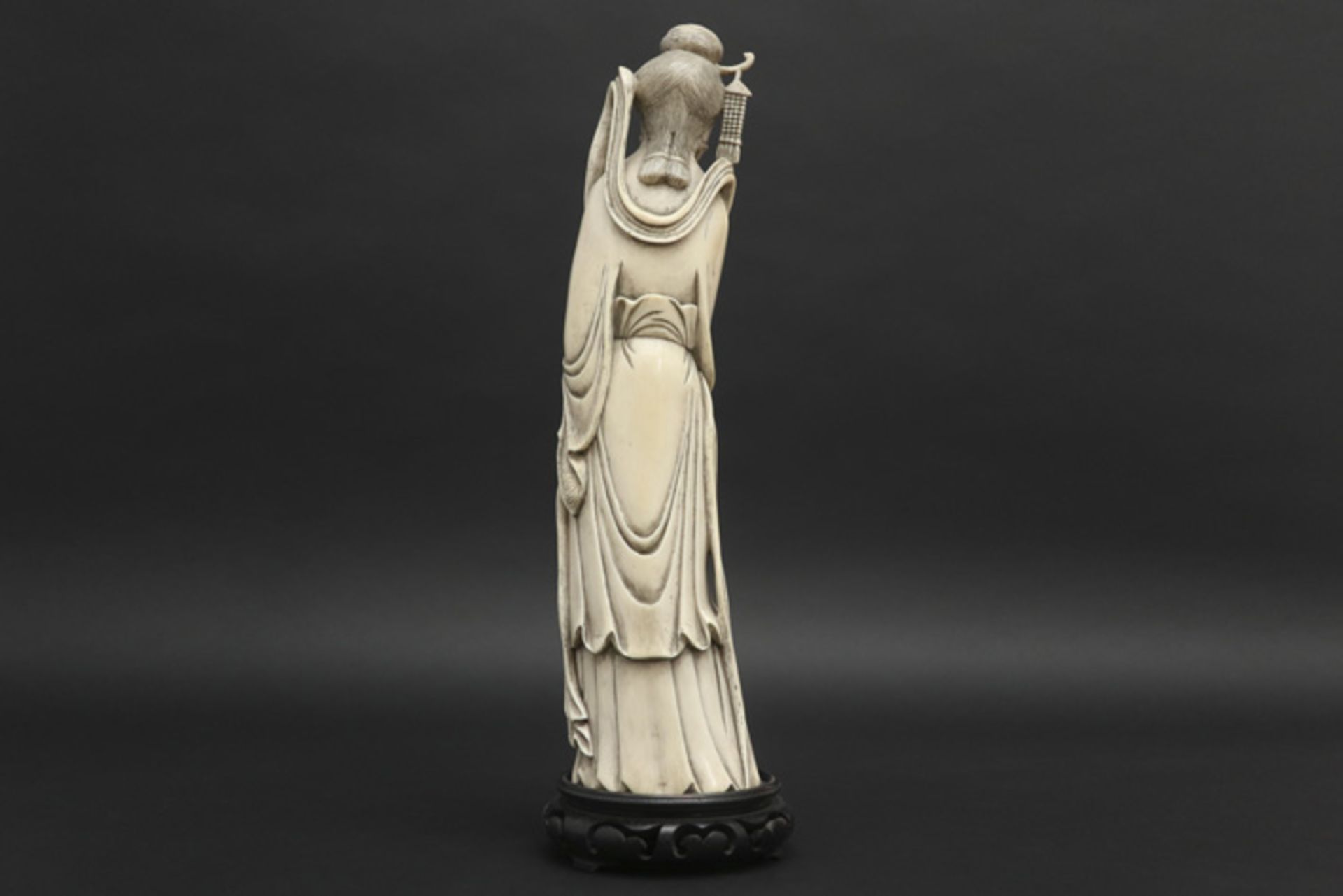 'antique' Chinese "Court Lady with flute" sculpture in ivory || 'Antieke' Chinese sculptuur in ivoor - Image 3 of 3