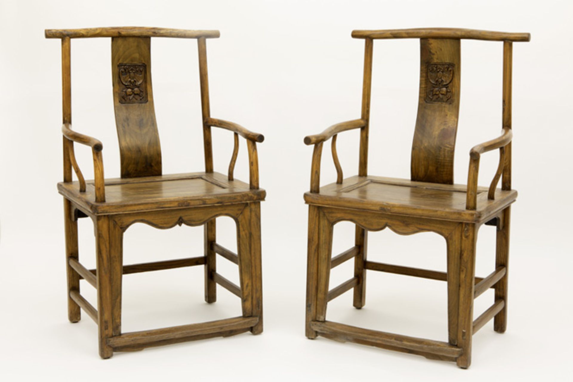 pair of antique Chinese Qing dynasty armchairs with a sculpted panel with a bat || CHINA - QING-