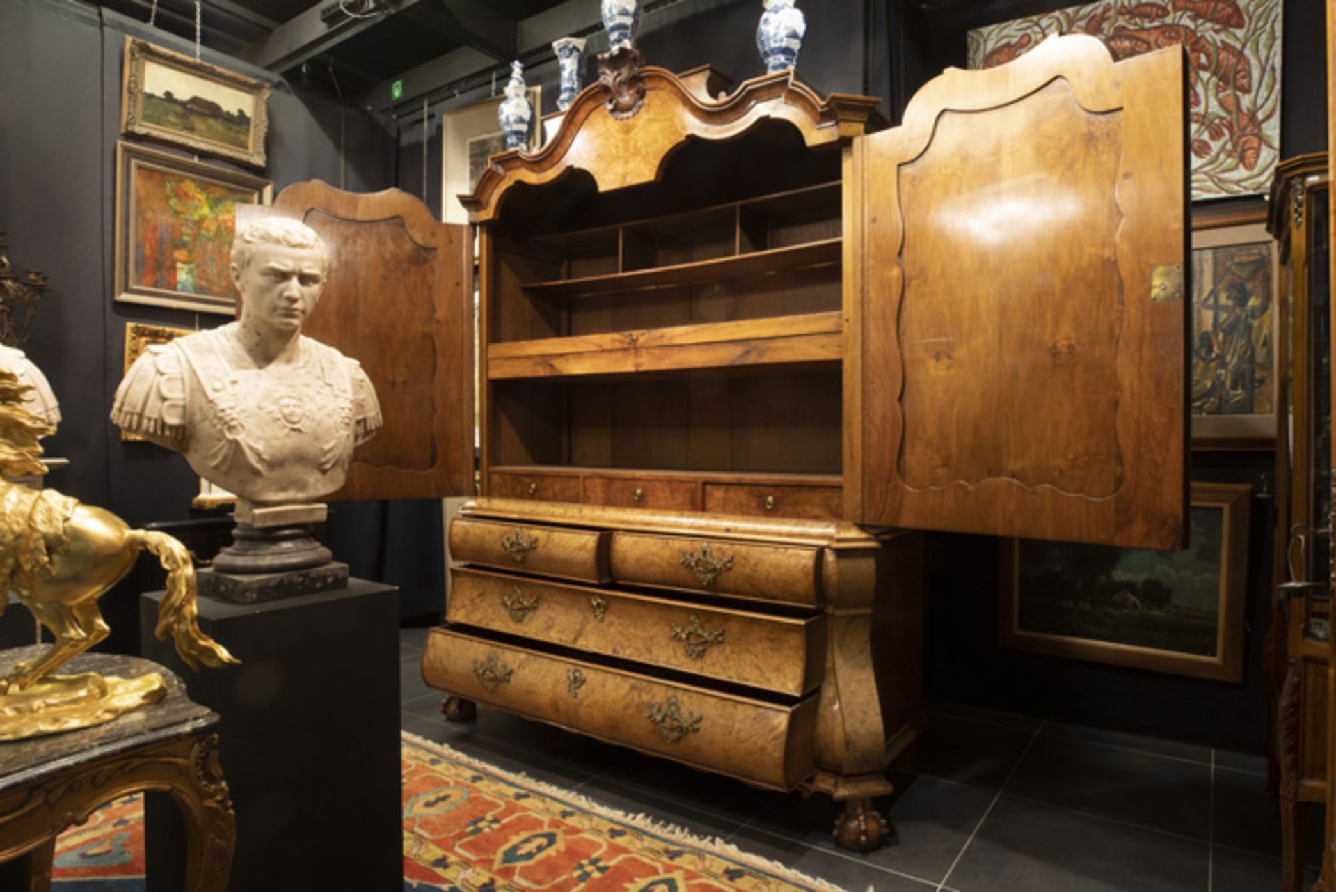 good 18th Cent. cabinet in burr of walnut || Achttiende eeuws kabinet in blond wortelhout met een - Image 3 of 4