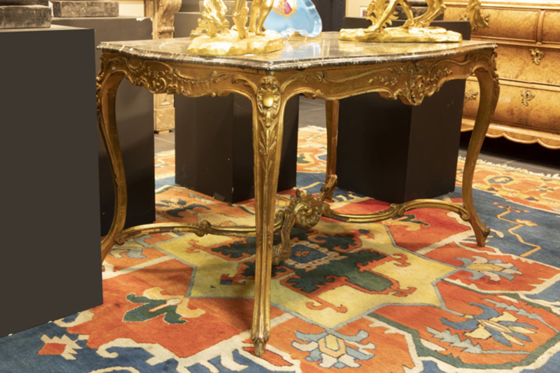 gilded Louis XV style table with a marble top || Gedoreerde zgn "table de gibier" in Lodewijk XV- - Image 2 of 4