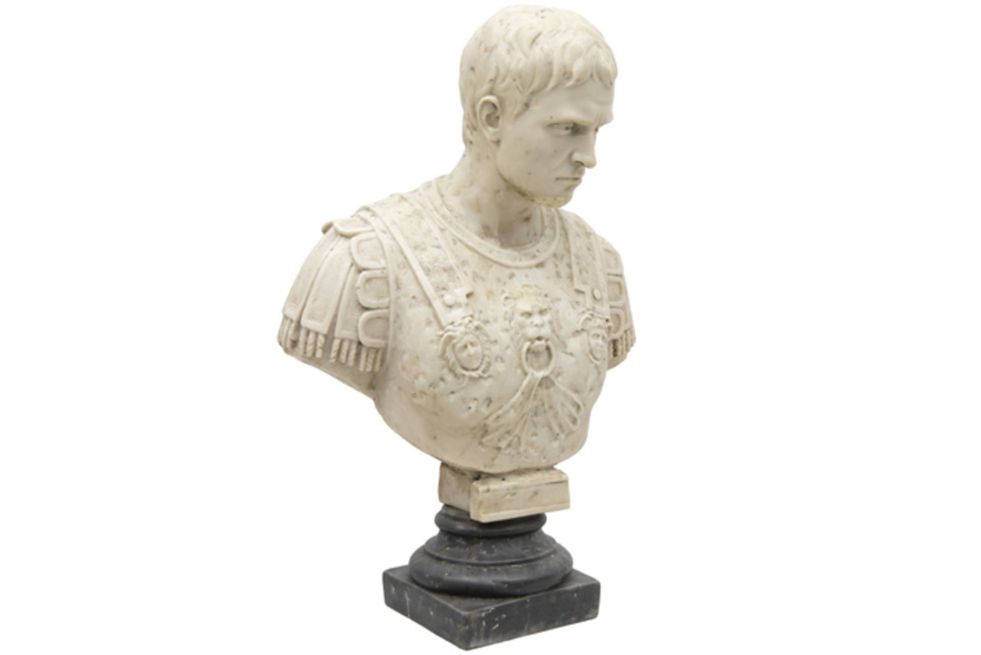 likely Italian bust in marble depicting a Roman emperor or general || Allicht Italiaanse buste in