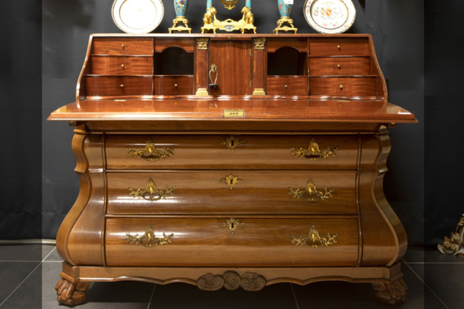 quite exceptional 18th Cent. Dutch bureau in mahogany with "clap knees" and a very nice interior - Image 3 of 6