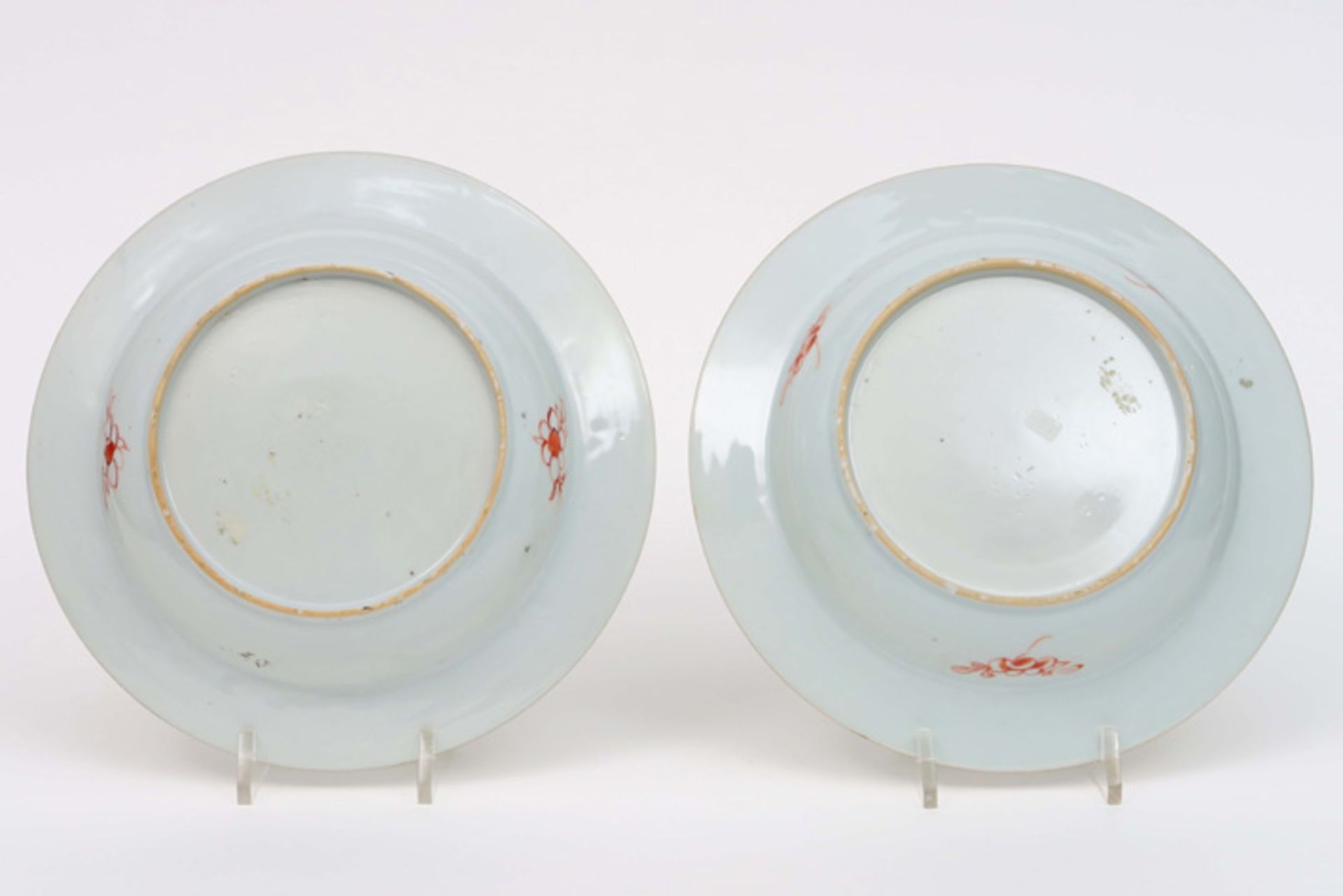 pair of 18th Cent. Chinese plates in porcelain with 'Famille Rose' decor || Paar achttiende eeuwse - Image 2 of 2