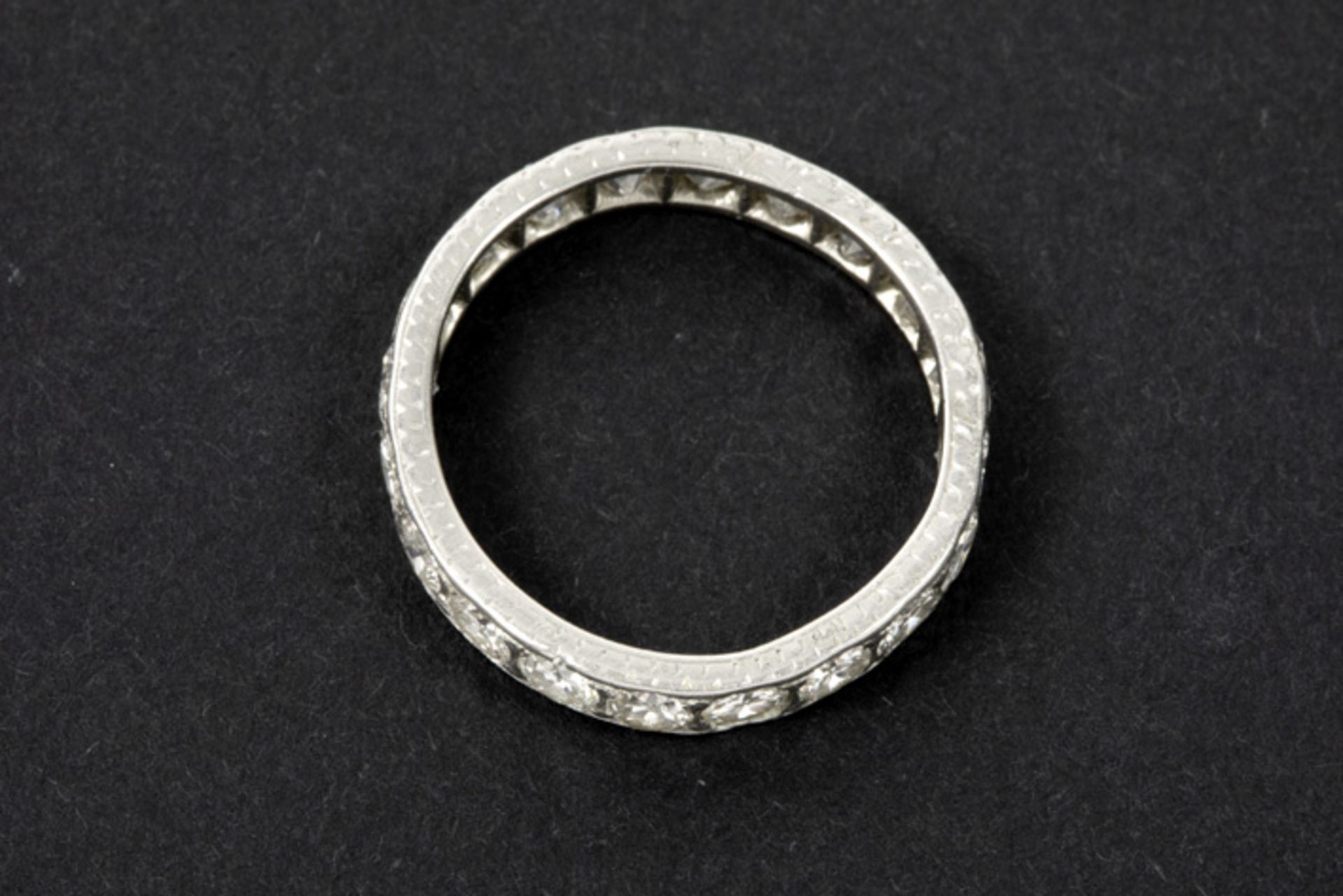 ring in platinum with ca 1 carat of quality old brilliant cut diamonds || Alliance (à l' américaine) - Image 2 of 2