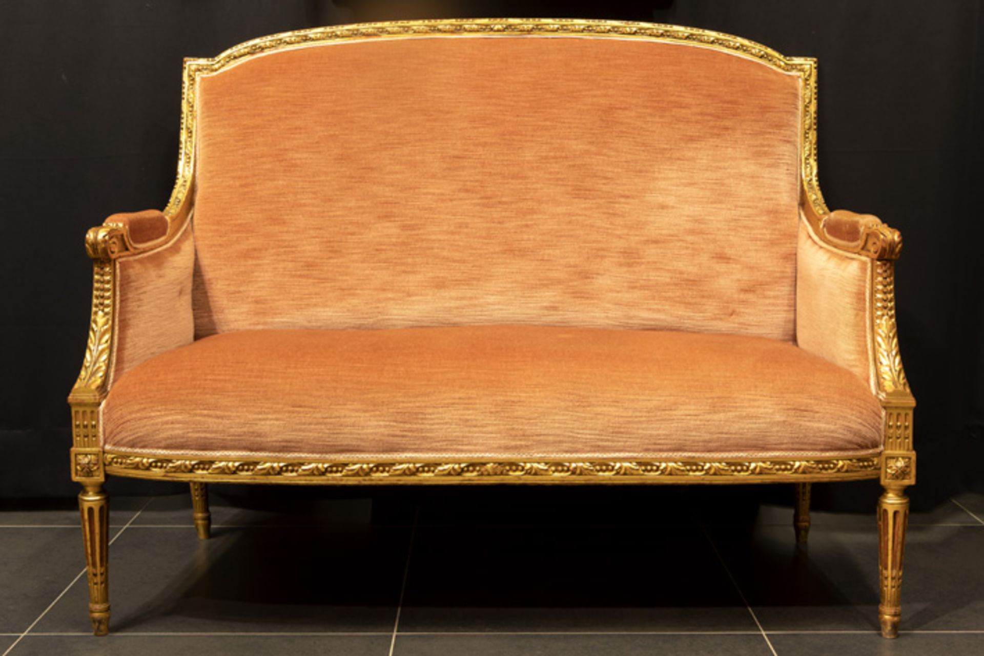 'antique' neoclassical settee in sculpted and gilded wood || 'Antieke' neoclassicistische