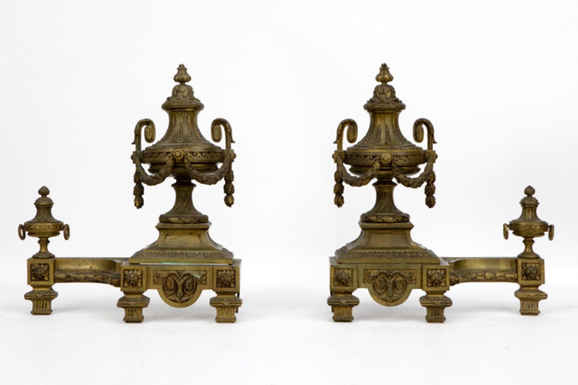 pair of neoclassical chenets in gilded bronze || Paar neoclassicistische chenets (vuurbokken) in