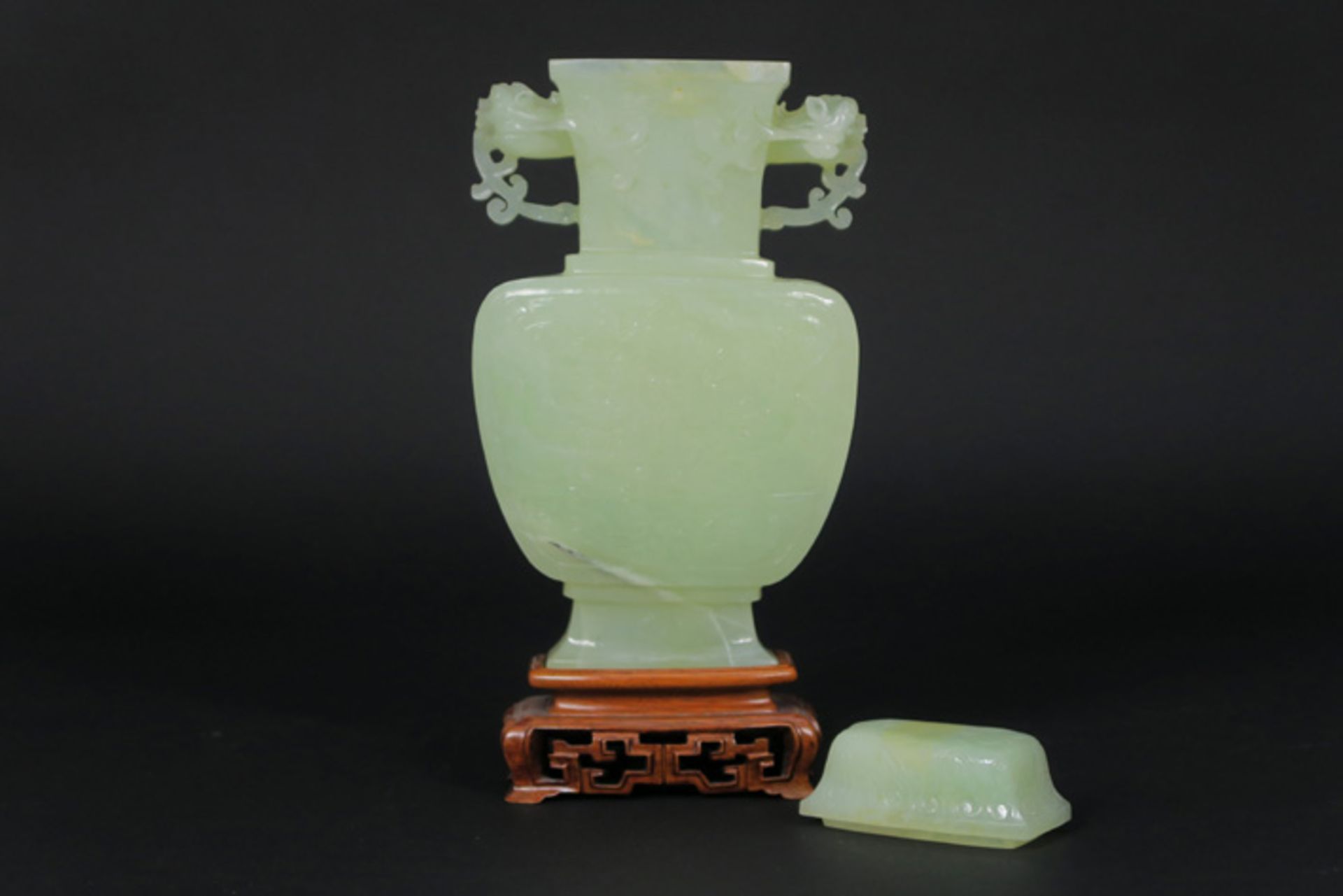 Chinese lidded vase in green stone || Chinese deksel vaas in een groen gesteente - hoogte : 21,5 - Image 2 of 4