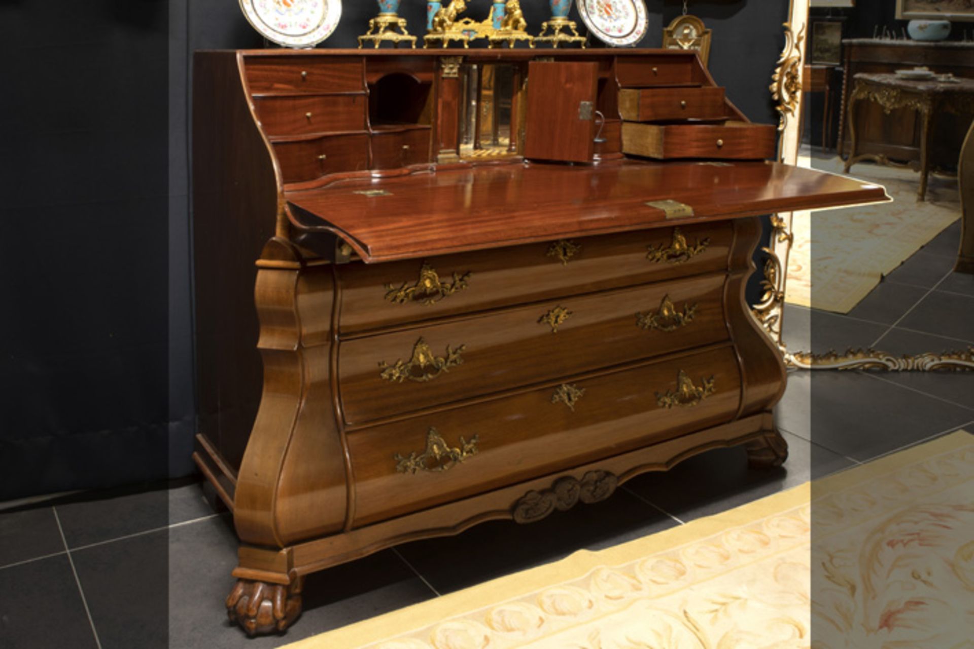 quite exceptional 18th Cent. Dutch bureau in mahogany with "clap knees" and a very nice interior - Image 4 of 6