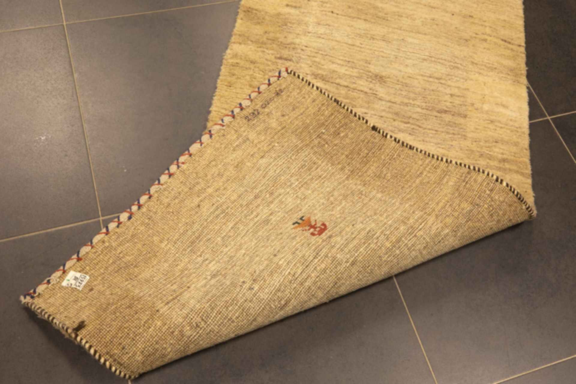 handknotted runner in wool || Handgeknoopte loper in natuurlijke wol met naïeve motieven in - Image 2 of 2