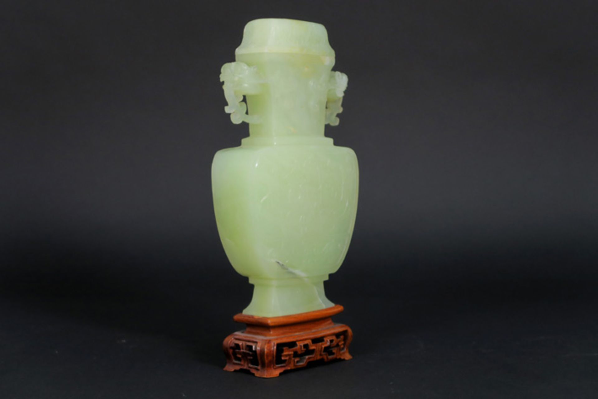 Chinese lidded vase in green stone || Chinese deksel vaas in een groen gesteente - hoogte : 21,5 - Image 4 of 4