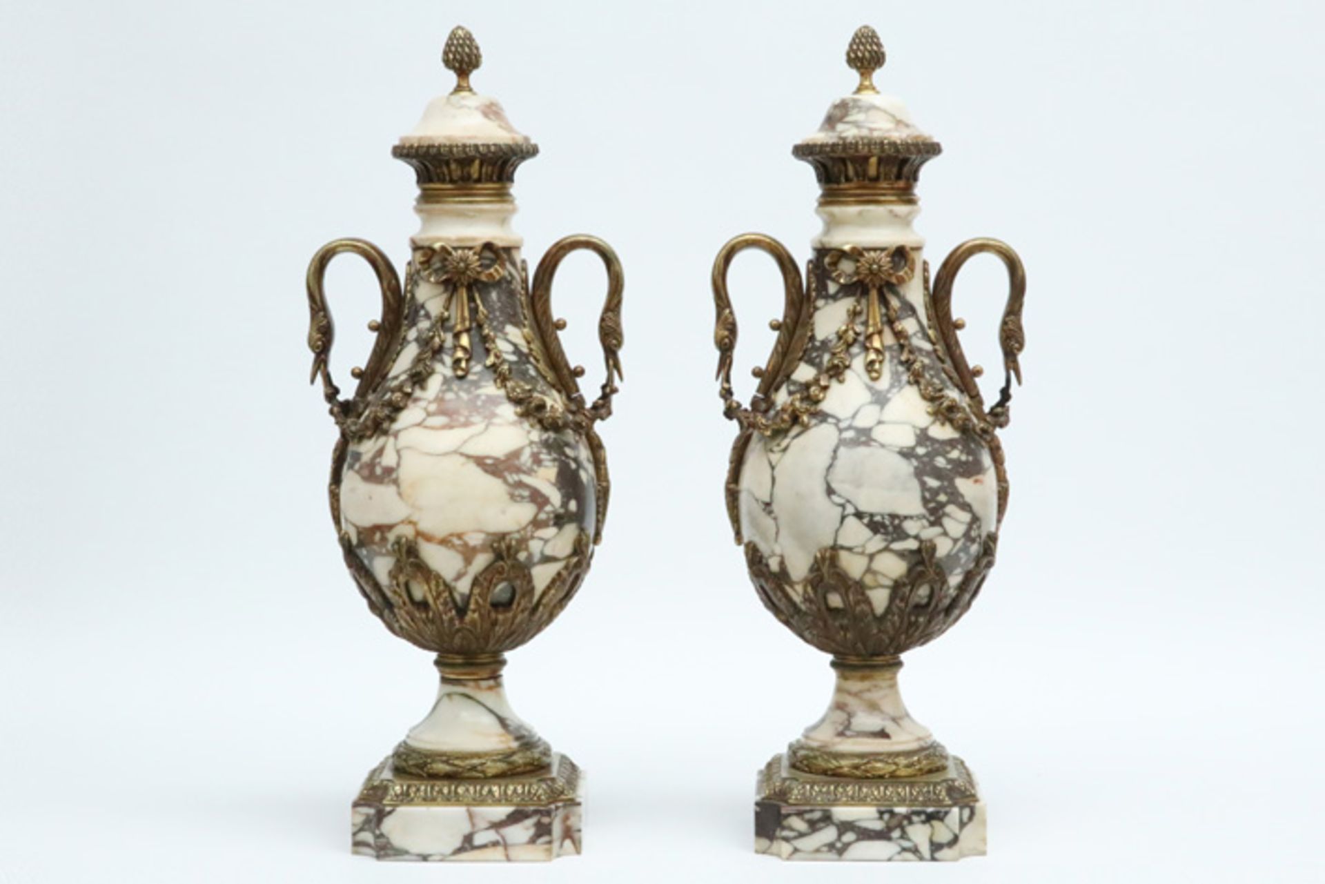 pair of antique neoclassical lidded vases in marble and gilded bronze || Paar antieke