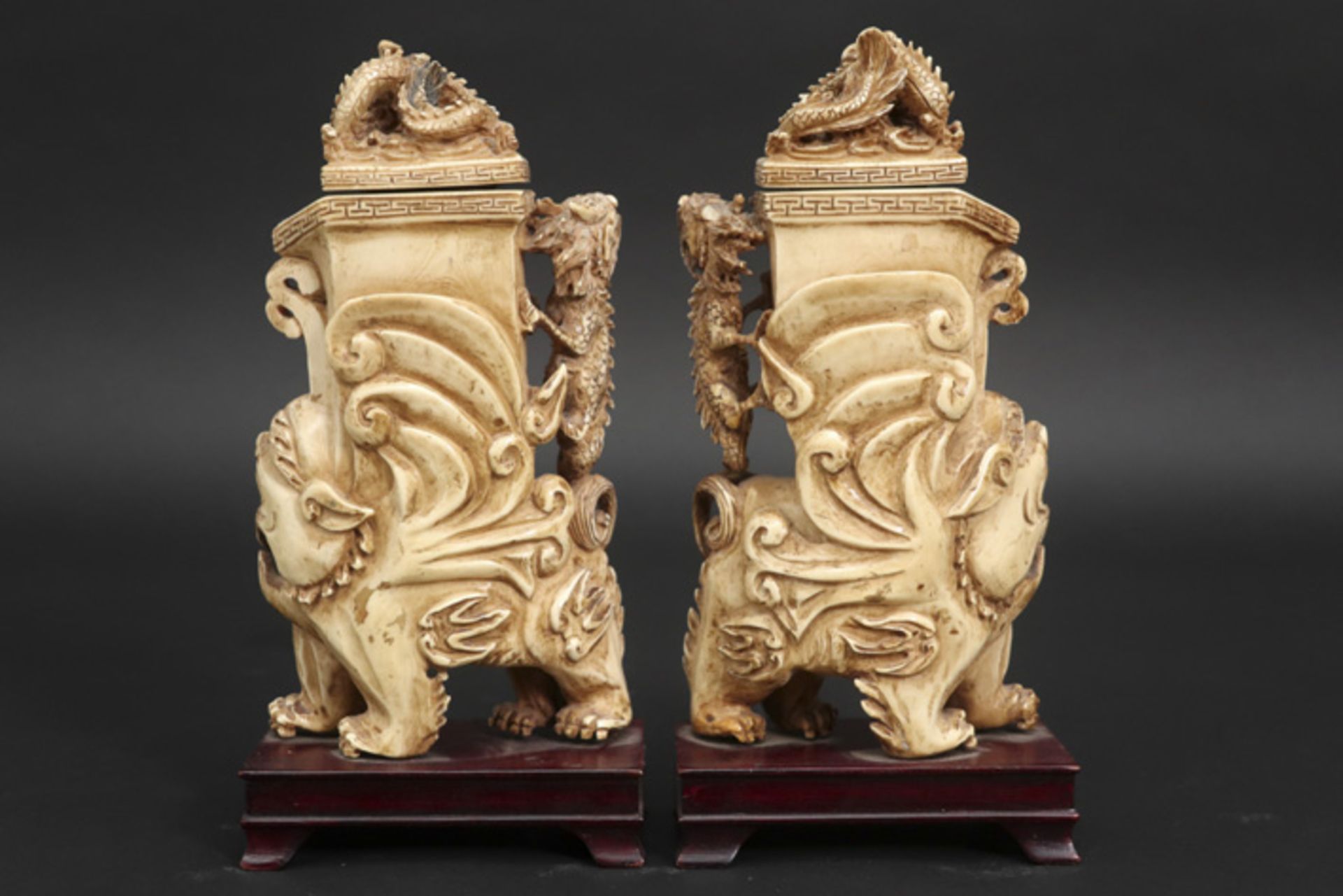 pair of Chinese ornamental sculptures, each with a lidded vase, in ivory || Paar Chinese - Image 2 of 3