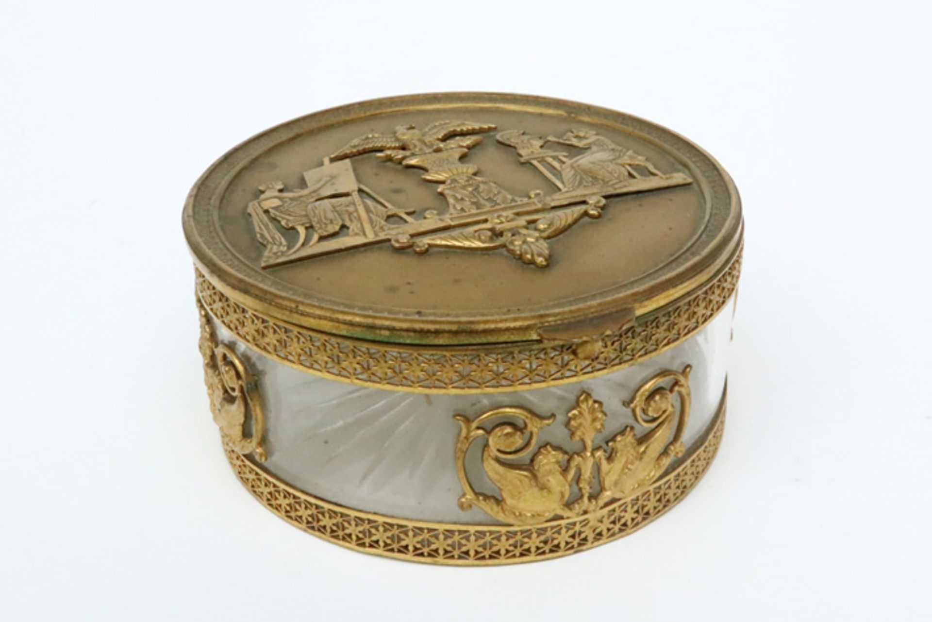 antique round box in clear glass and gilded bronze || Antieke ronde doos in kleurloos kristalglas