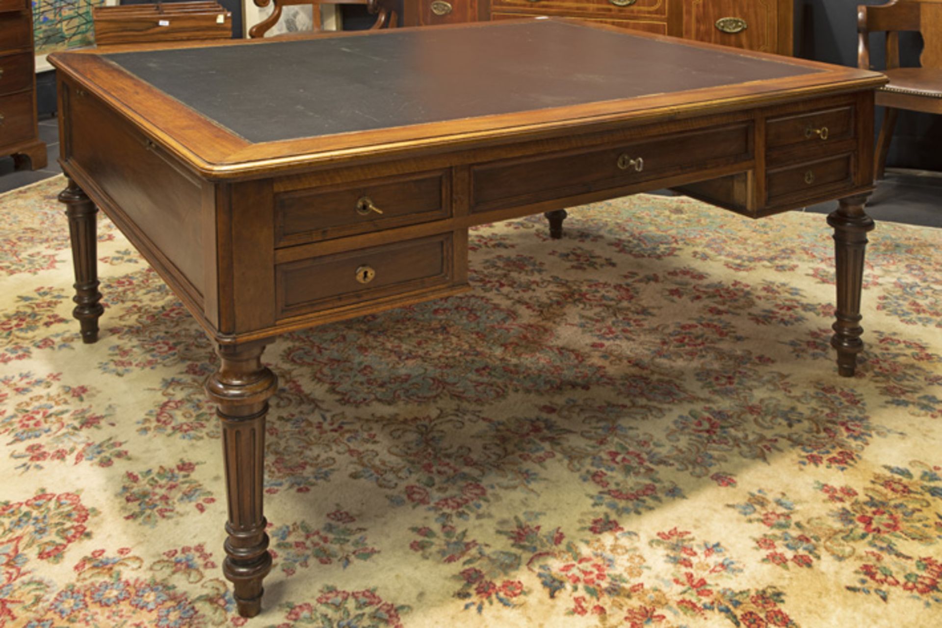 19th Cent. partners' desk with two armchairs in walnut || Negentiende eeuwse zgn partners' desk - Image 3 of 5