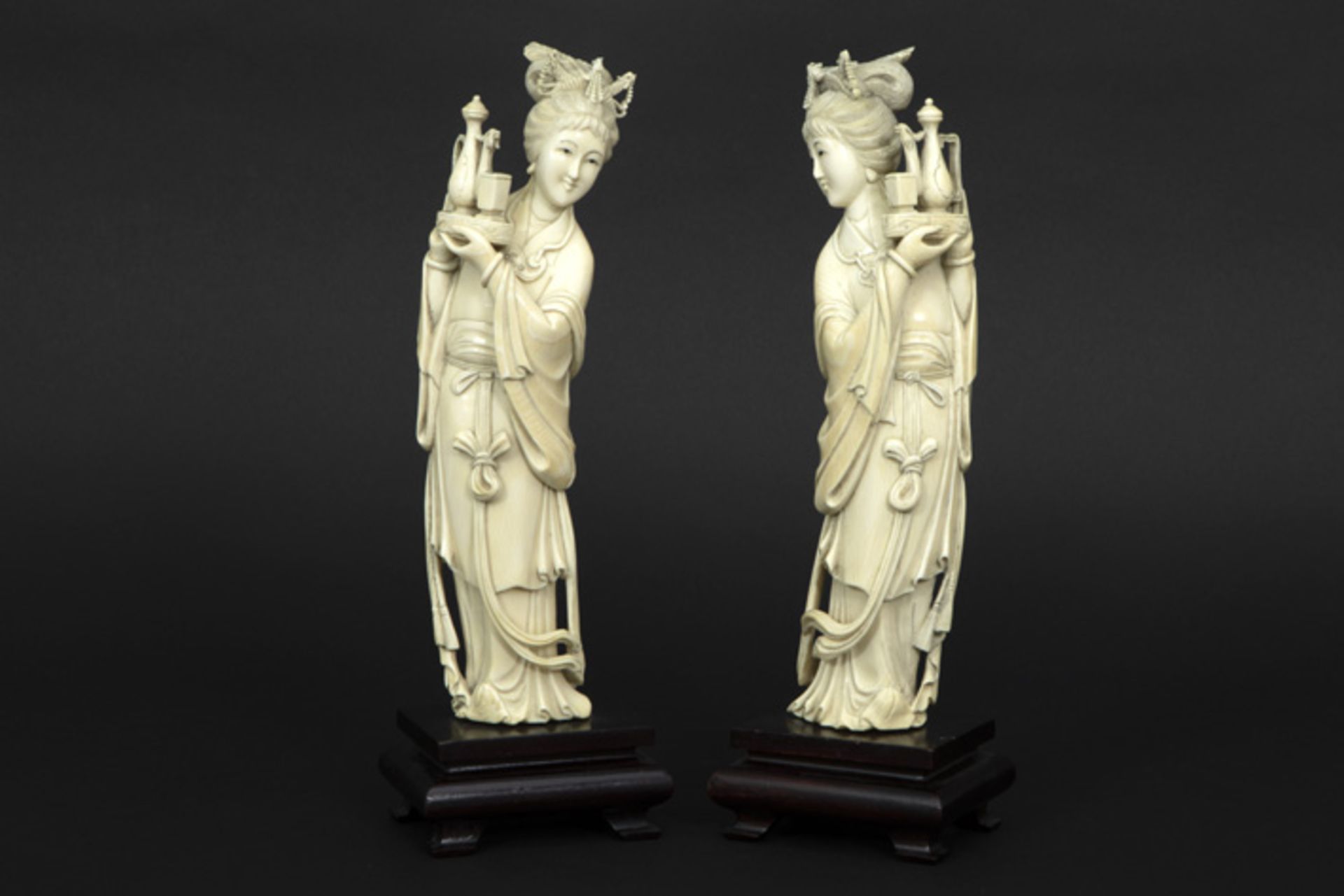 pair of Chinese "Tea Ladies" sculptures in ivory || Paar oude Chinese sculpturen in ivoor : "