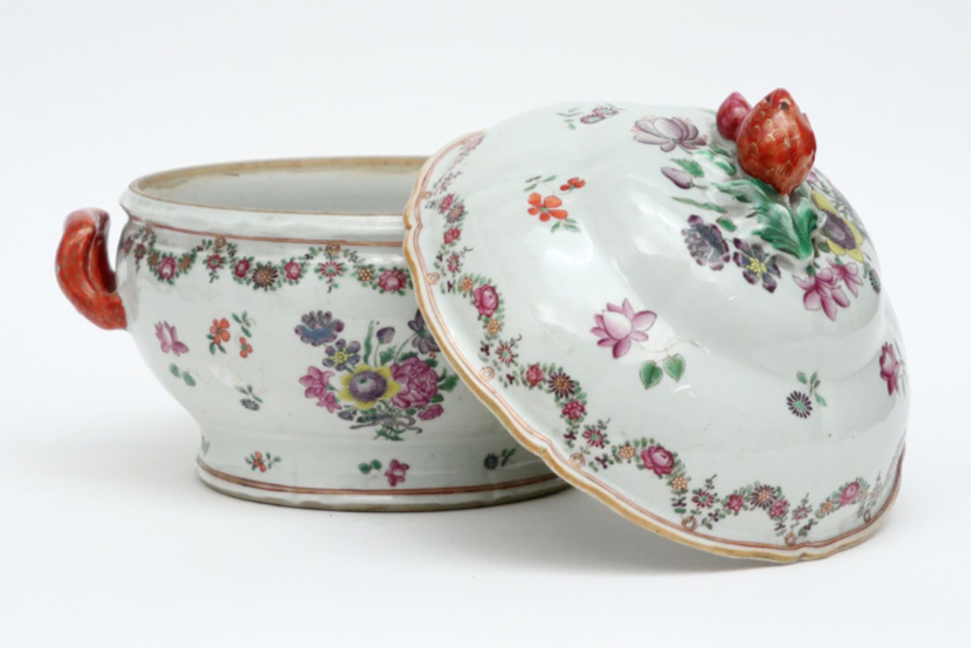 18th Cent. Chinese lidded tureen in porcelain with a 'Famille Rose' flowers decor || Achttiende - Image 2 of 4