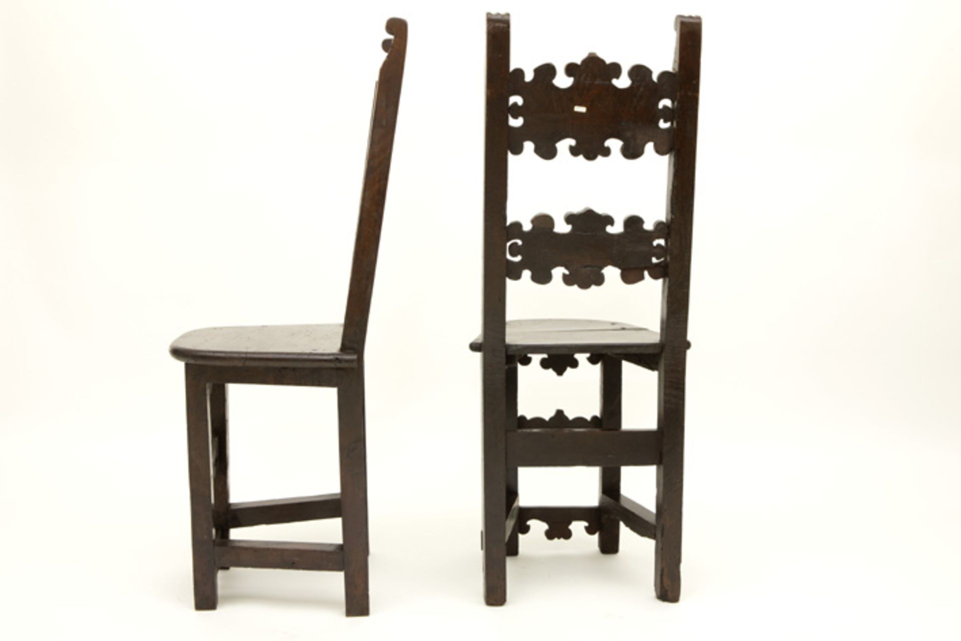 pair of 17th Cent. Italian chairs in walnut adorned with sculptures and inlay || ITALIË - 17° EEUW - Image 2 of 3