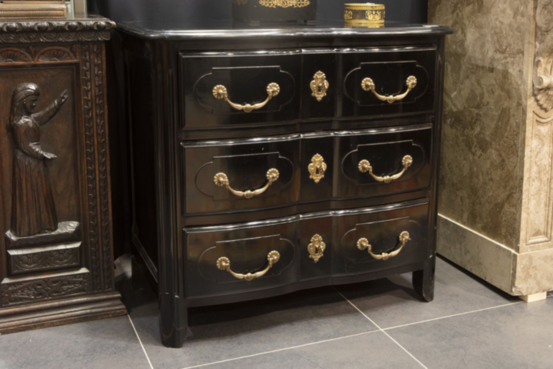 pair of baroque style chests of drawers in black lacquered wood with its original mountings in - Bild 2 aus 3