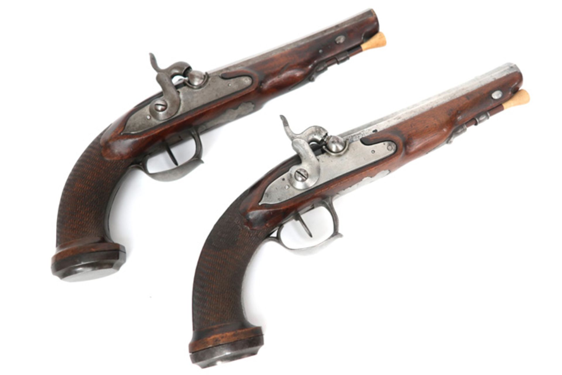 pair of antique, marked duelling guns || Paar antieke gemerkte duelleerpistolen in hout en metaal