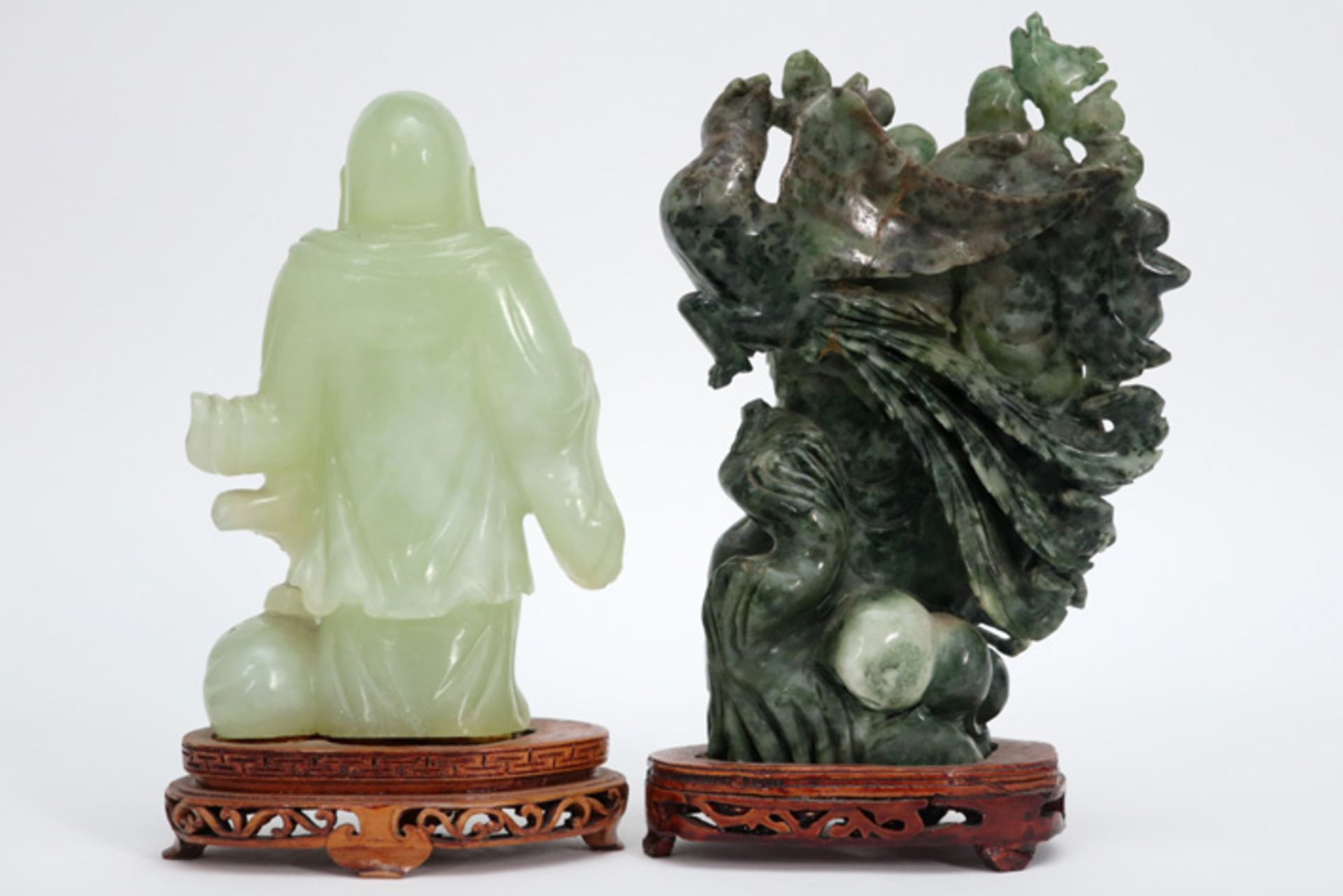 two Chinese stone sculptures || Lot van twee Chinese sculpturen in steen - hoogtes : 16,5 en 19,5 cm - Image 2 of 2