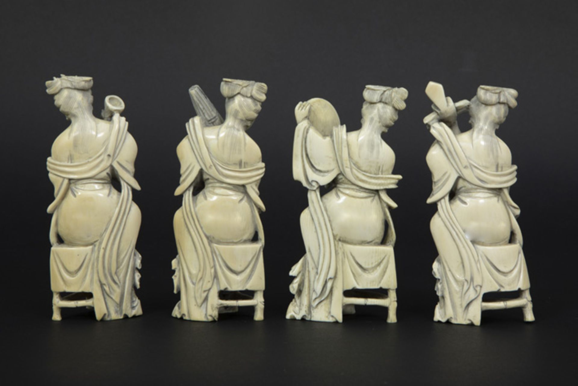 set of four small Chinese sculptures in ivory || Reeks van vier kleine Chinese sculpturen in ivoor : - Image 2 of 2