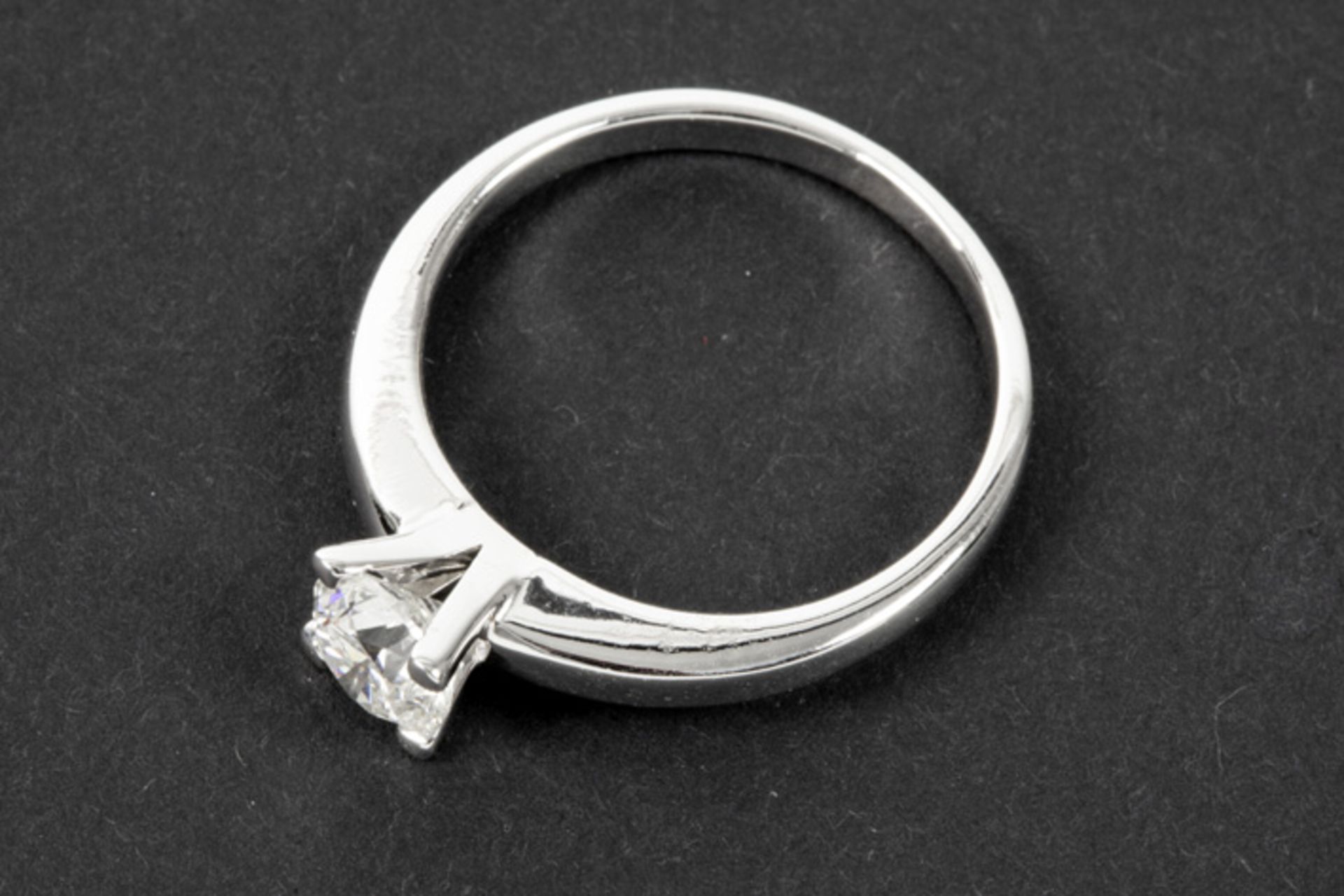 a ca 0,95 carat quality brilliant cut diamond set in a ring in white gold (18 carat) || Solitaire - Image 2 of 2