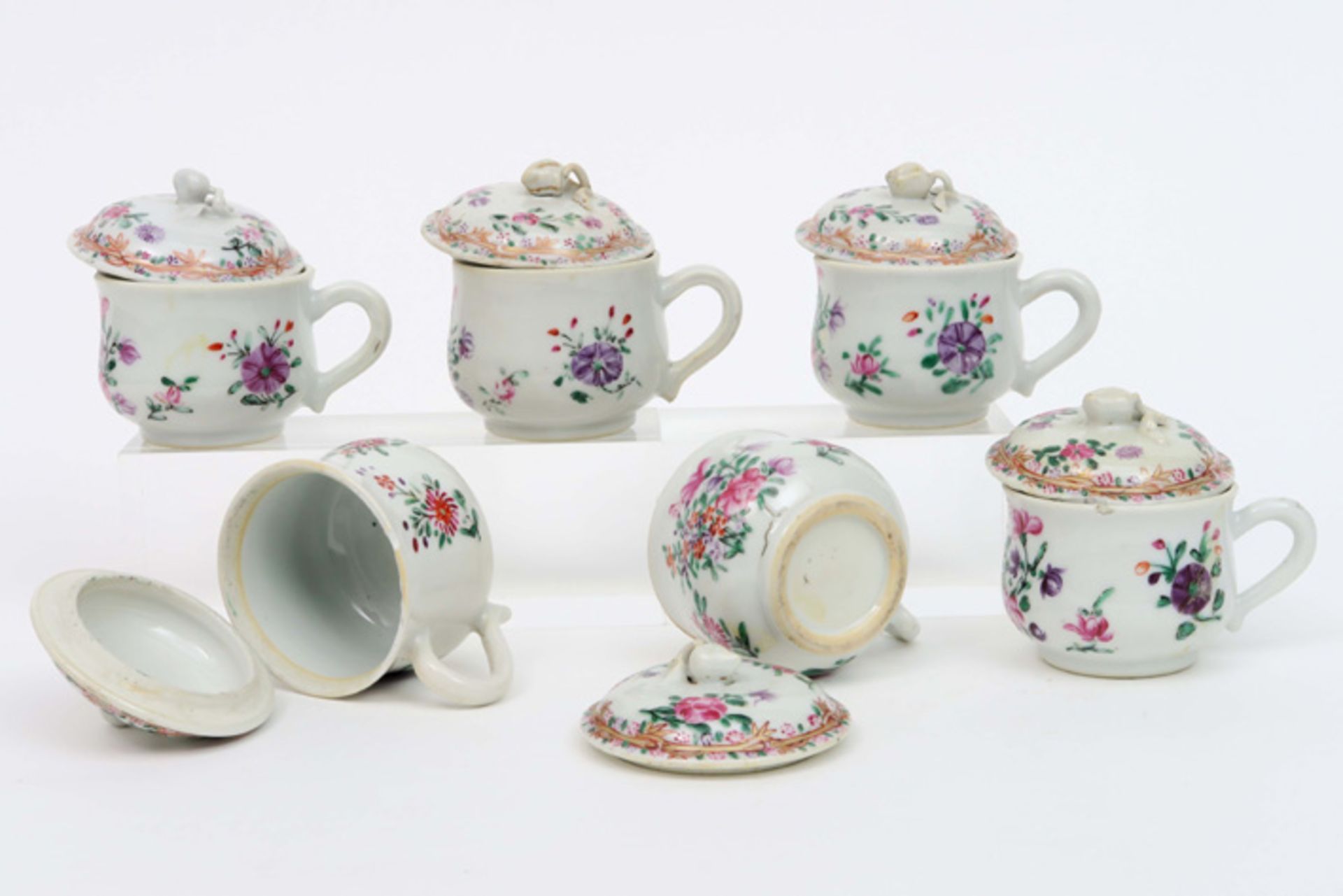 six lidded 18th Cent. Chinese cups in porcelain with 'Famille Rose' decor || Set van zes - Image 3 of 3