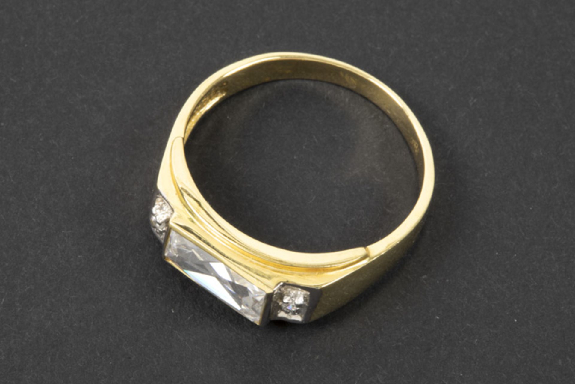ring in yellow gold (14 carat) with a zircon || Ring in geelgoud (14 karaat) bezet met een zirkoon - Image 2 of 2