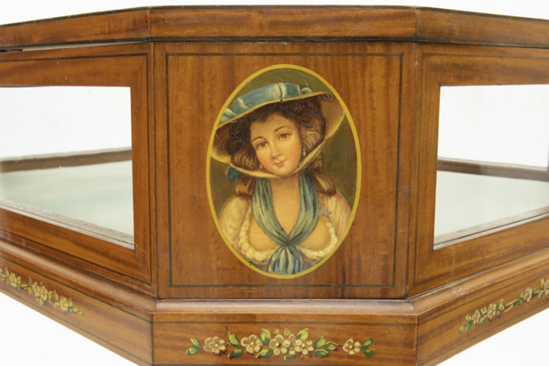 neoclassical display cabinet-table in satinwood with paintings attributed to Alfred Chambon || - Bild 6 aus 6