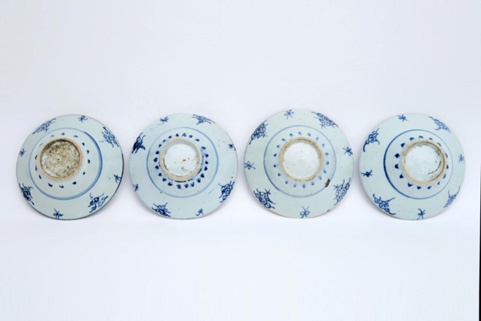 series of four antique Chinese bowls in porcelain with a blue-white decor || Serie van vier - Bild 2 aus 3