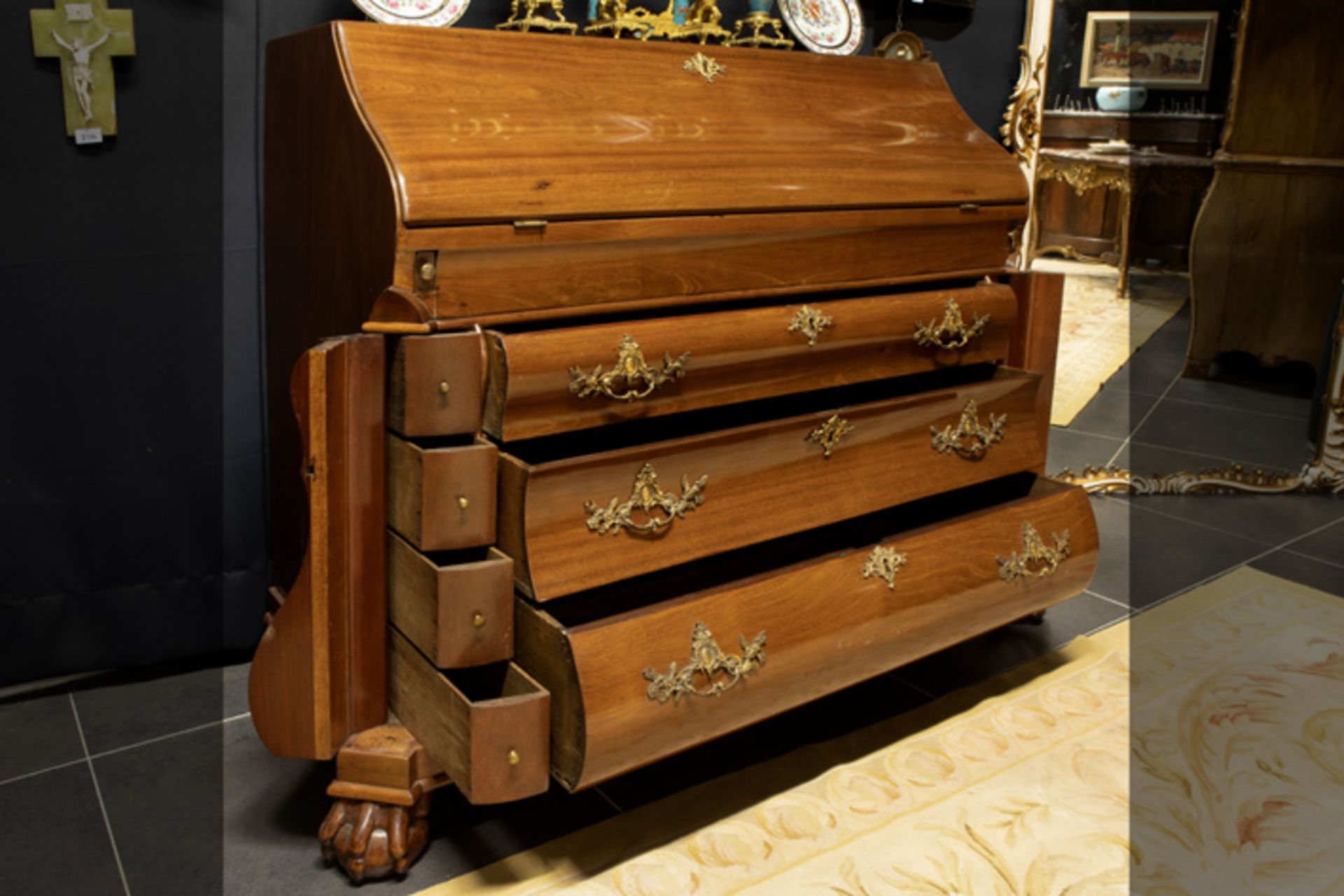 quite exceptional 18th Cent. Dutch bureau in mahogany with "clap knees" and a very nice interior - Image 6 of 6