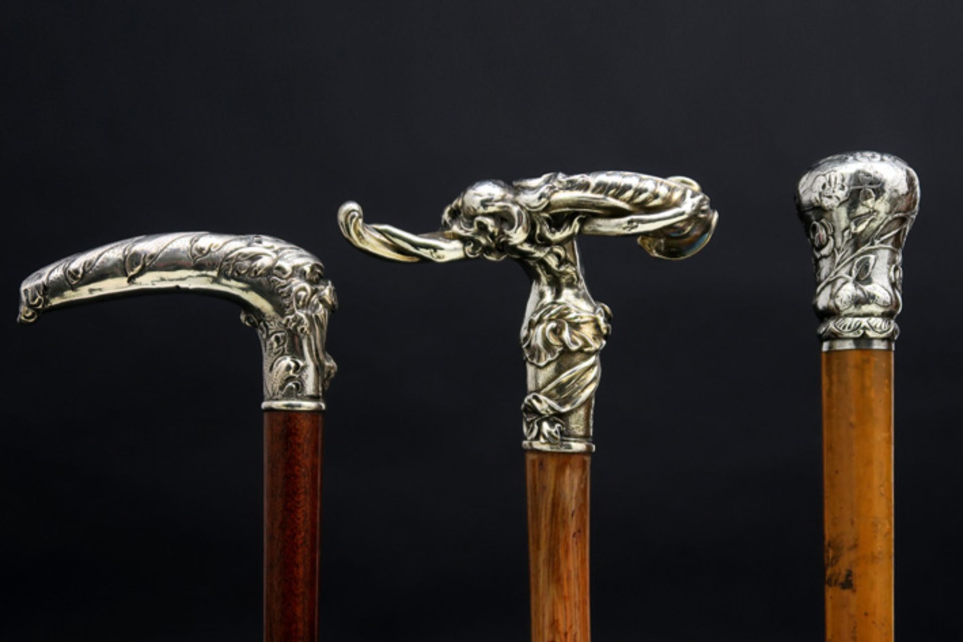 three Art Nouveau walking sticks each with a silverplated grip || Lot van drie Art Nouveau- - Image 2 of 2